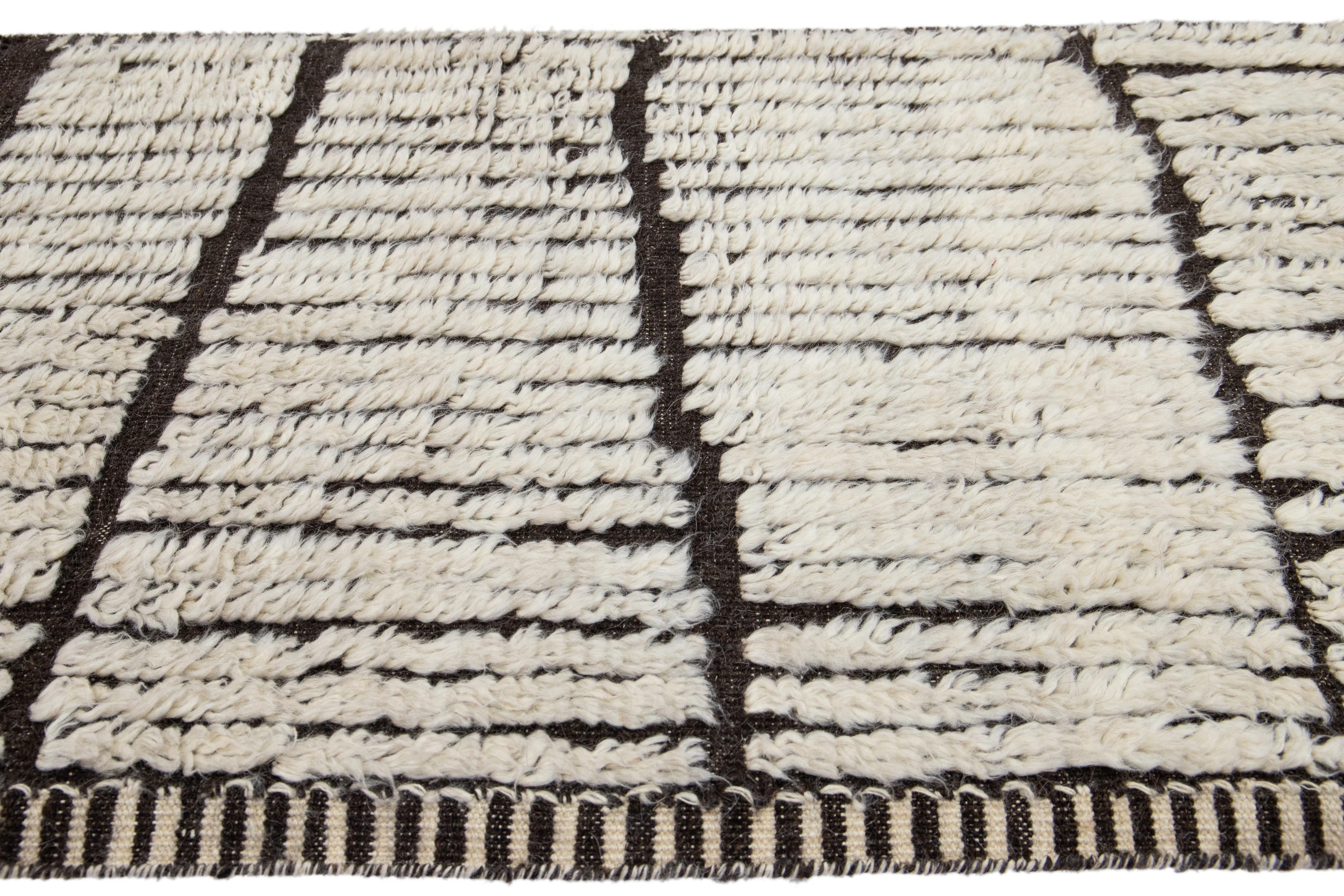Moderner moderner braun/ elfenbeinfarbener handgefertigter Wollteppich im marokkanischen Stil (Handgeknüpft) im Angebot