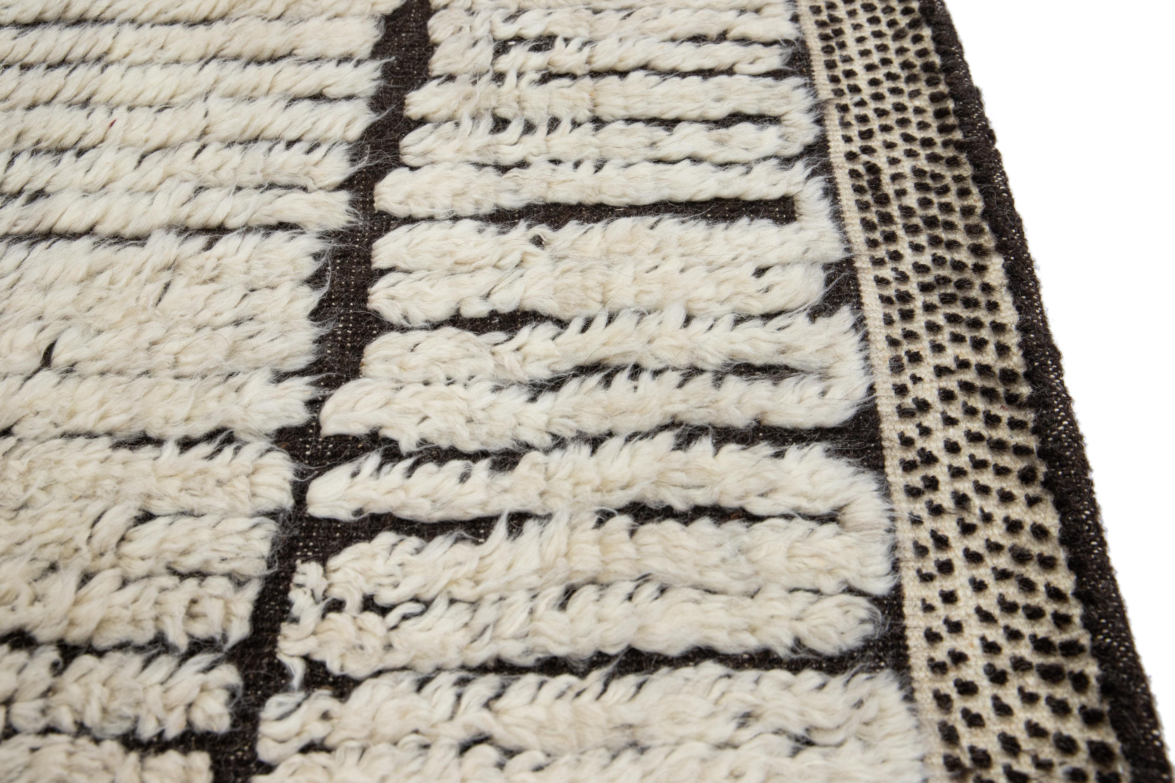 Moderner moderner braun/ elfenbeinfarbener handgefertigter Wollteppich im marokkanischen Stil im Zustand „Neu“ im Angebot in Norwalk, CT