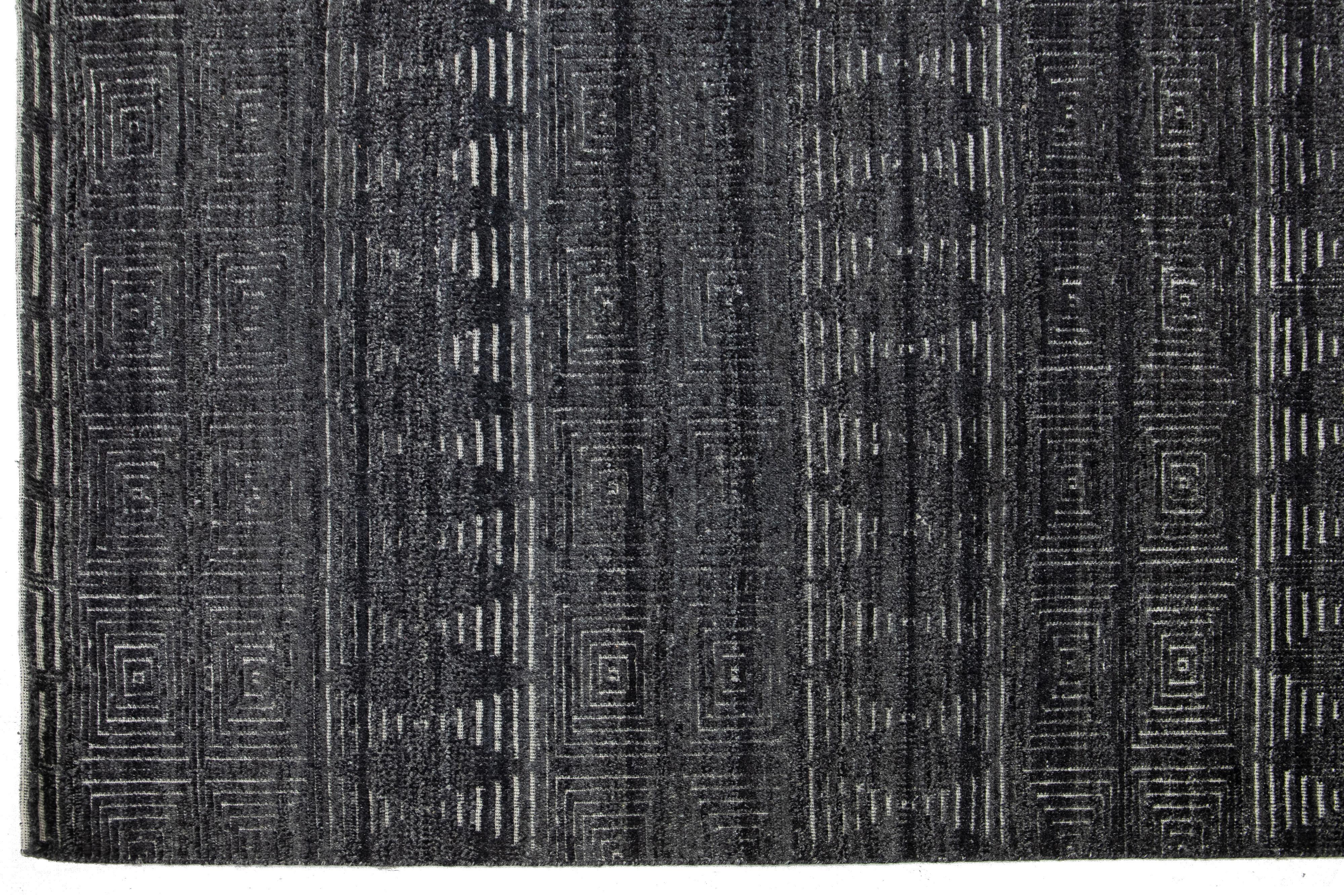 Moderner Wollteppich im marokkanischen Stil in Anthrazitgrau mit Diamantmuster von Apadana im Angebot 1