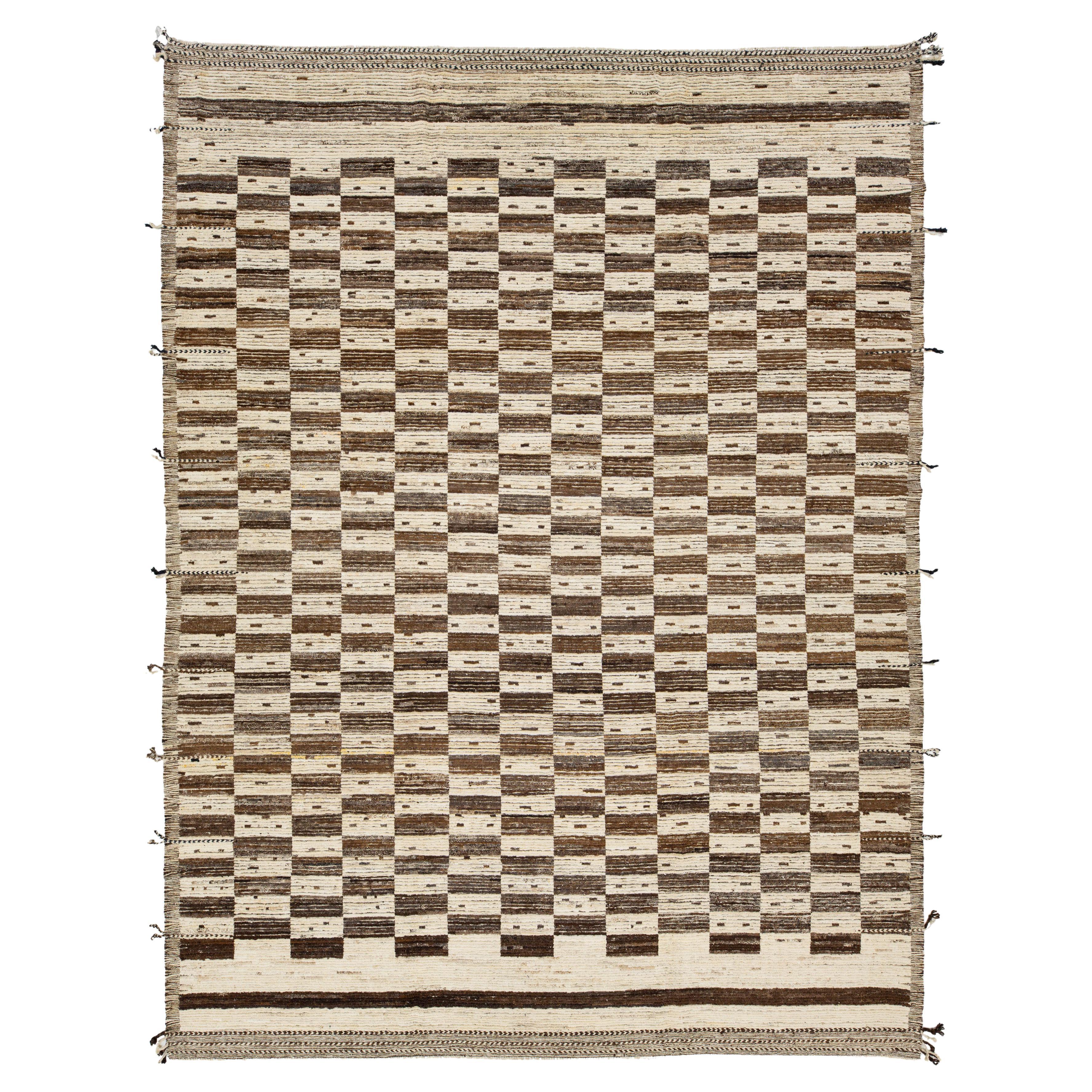 Modern Moroccan Style Checkerboard Wool Rug in Natural Ivory and Chocolate Brown in vendita