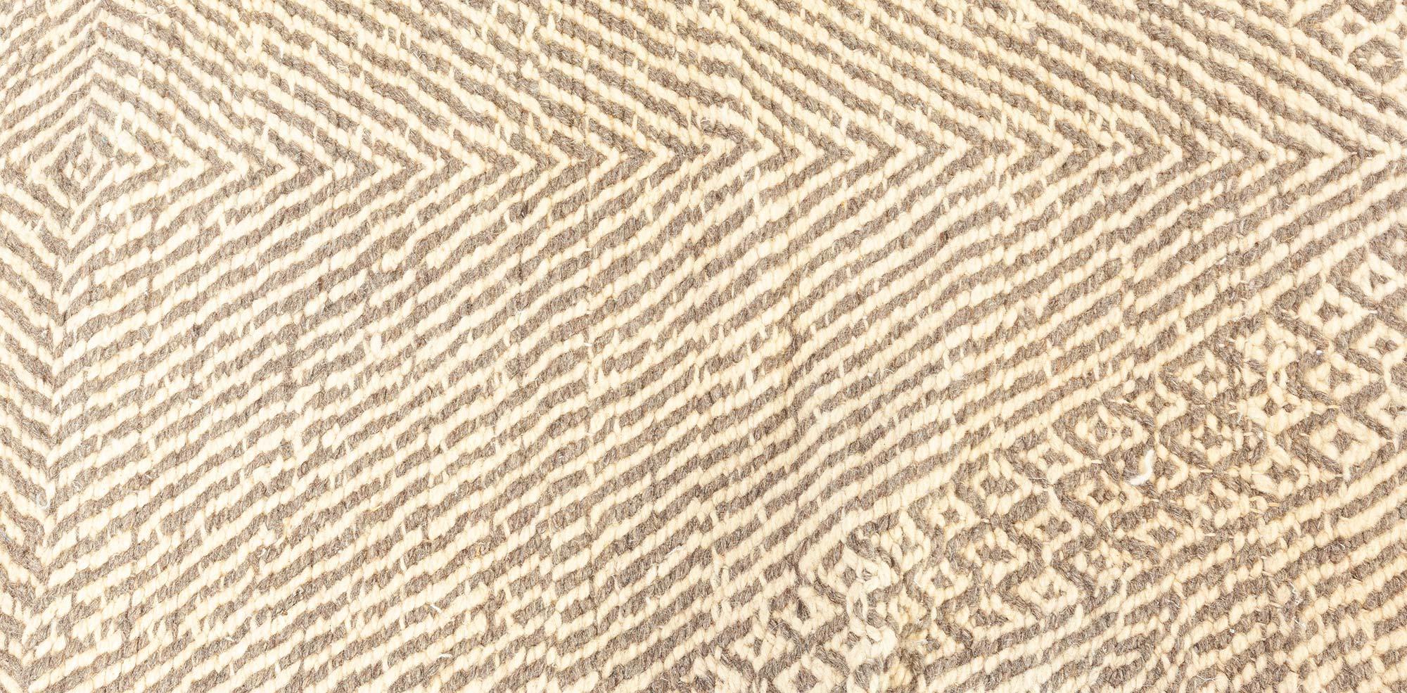 XXI secolo e contemporaneo Tappeto in lana a trama piatta in stile marocchino moderno di Doris Leslie Blau in vendita