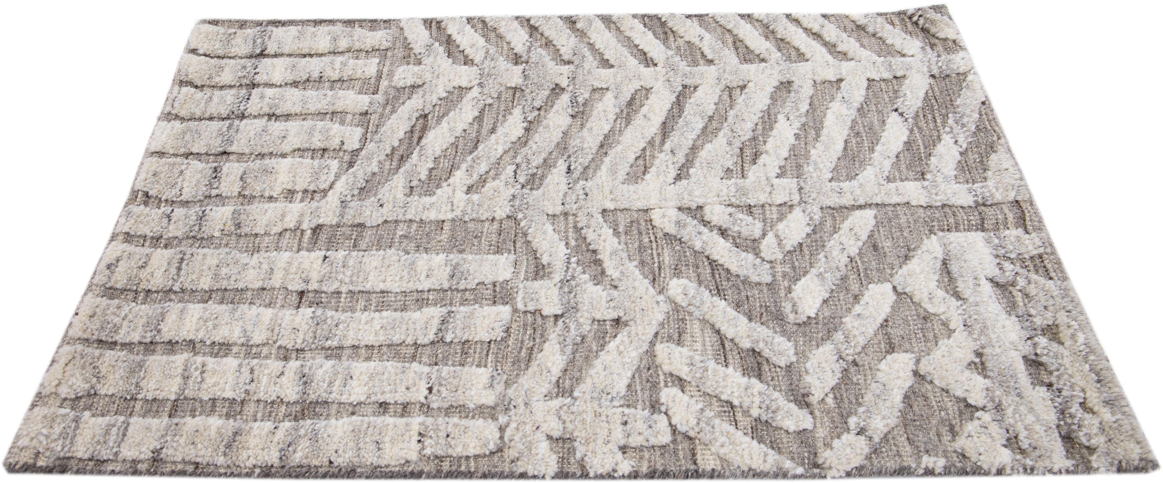 Tappeto personalizzato in lana in stile marocchino moderno di Apadana. Dimensioni e colori personalizzati su ordinazione.

Materiale: 80 Lana e 20 Cotone.
Tecniche: Laminati a mano.
Stile: Marocchino.
Tempi di consegna: Disponibile in circa 15-16