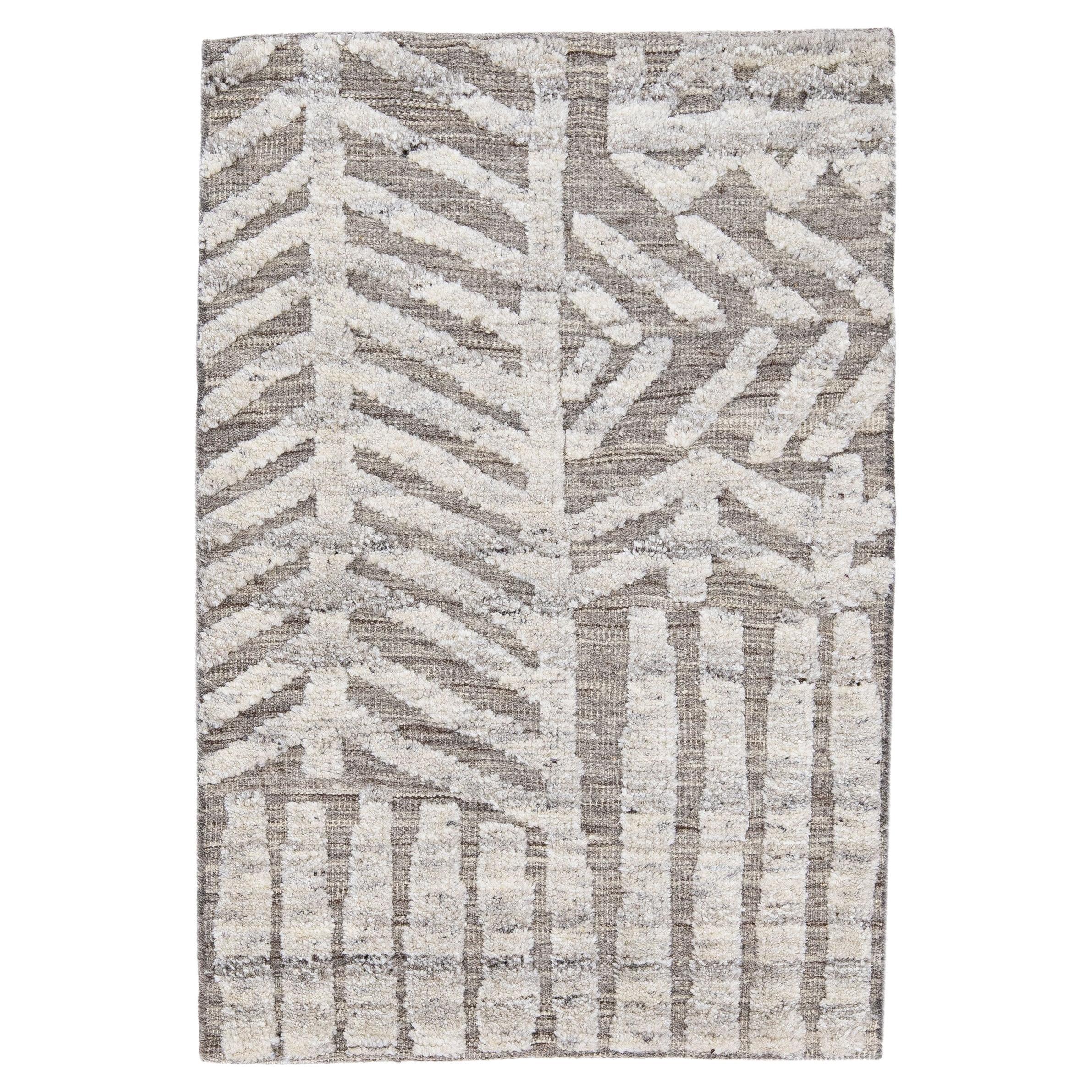 Tapis gris de style marocain moderne fait à la main et personnalisé