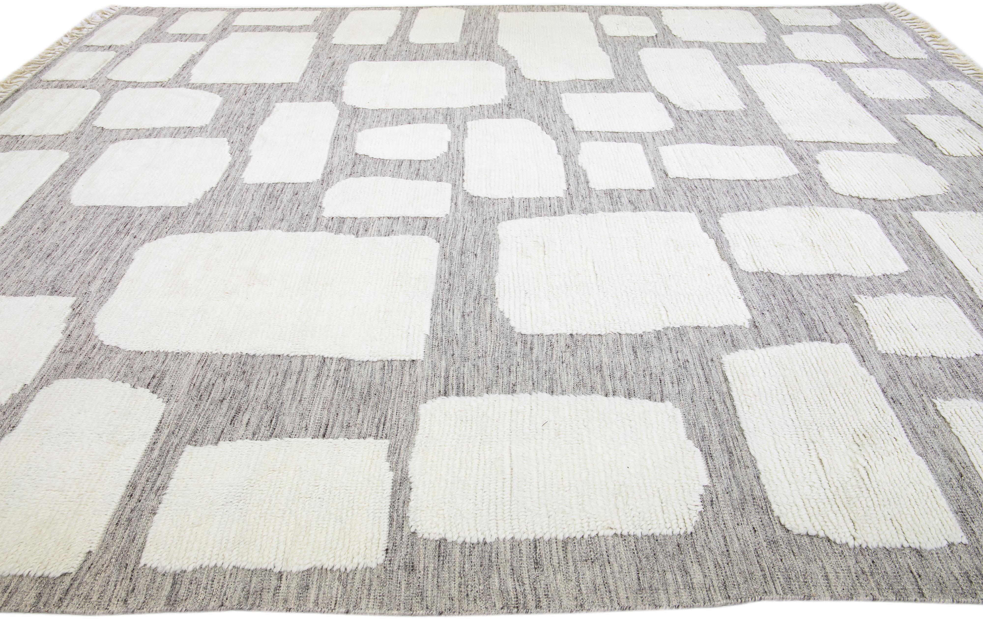 Moderner moderner grauer handgefertigter geometrischer Oversize-Wollteppich im marokkanischen Stil von Apadana (21. Jahrhundert und zeitgenössisch) im Angebot