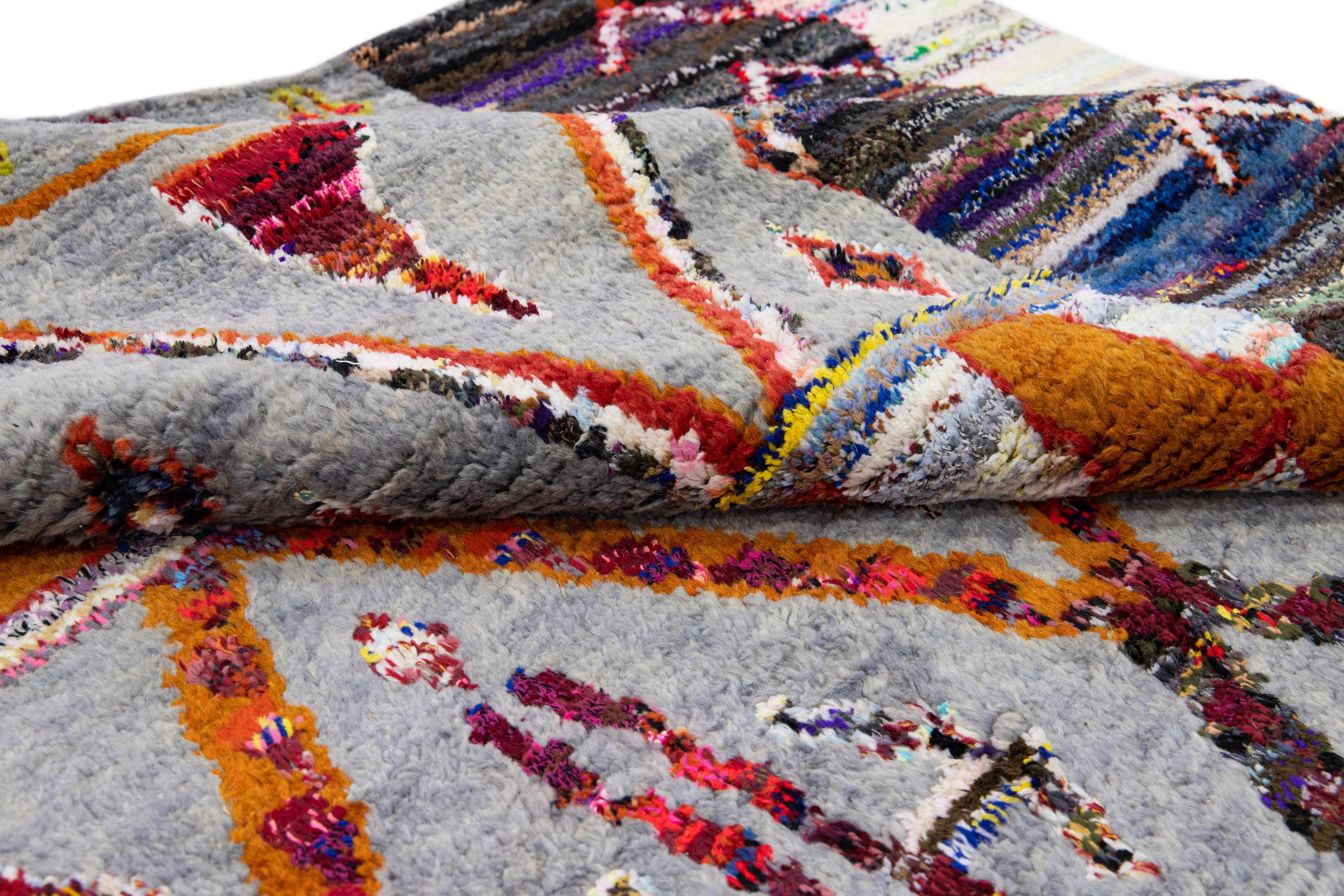 Tappeto in lana grigio fatto a mano in stile marocchino moderno con disegno tribale multicolore in vendita 1