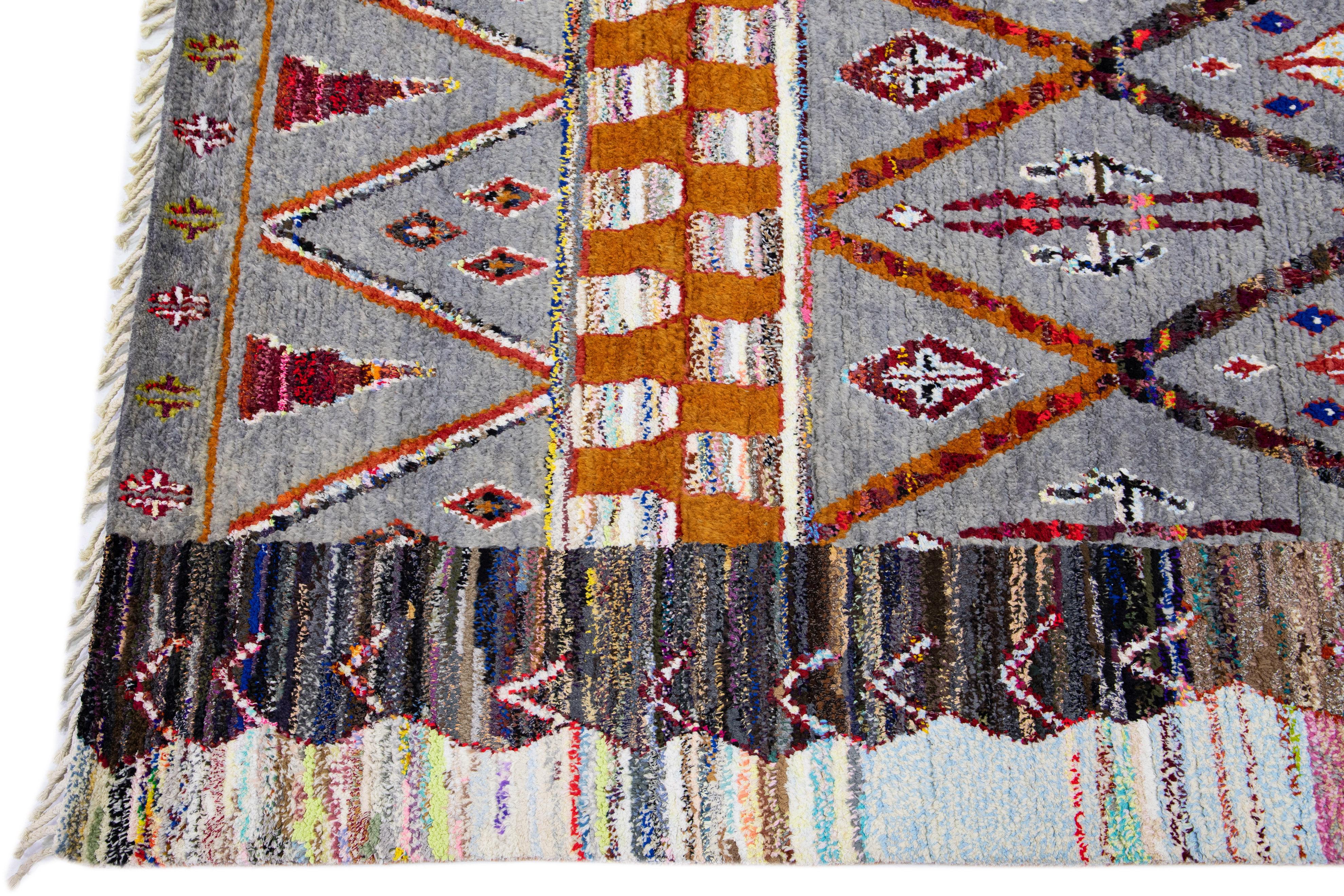 Moderno Tappeto in lana grigio fatto a mano in stile marocchino moderno con disegno tribale multicolore in vendita