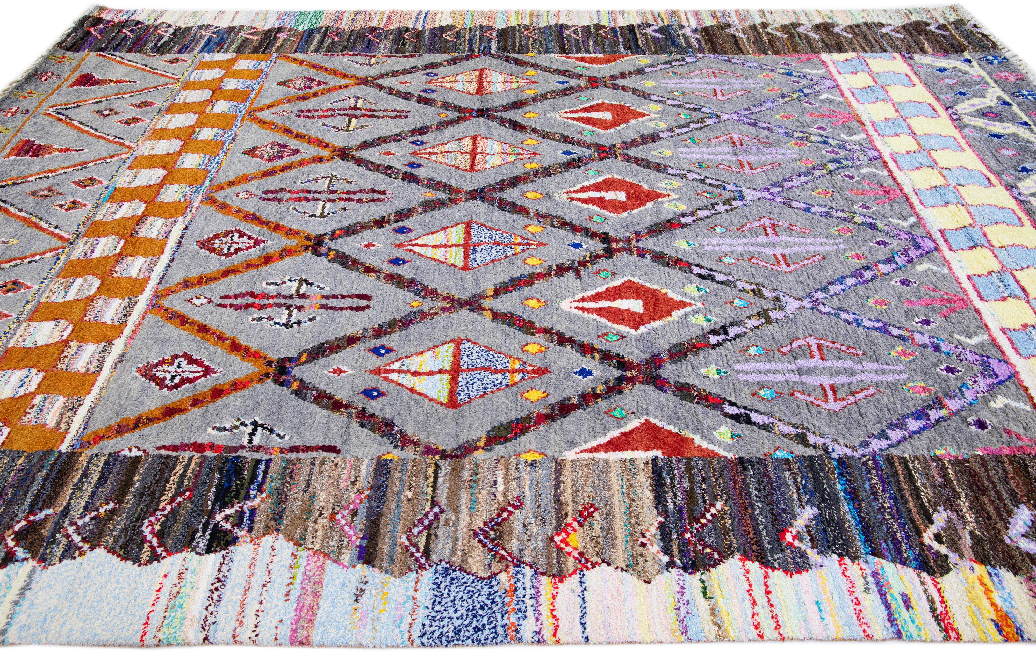 Indiano Tappeto in lana grigio fatto a mano in stile marocchino moderno con disegno tribale multicolore in vendita