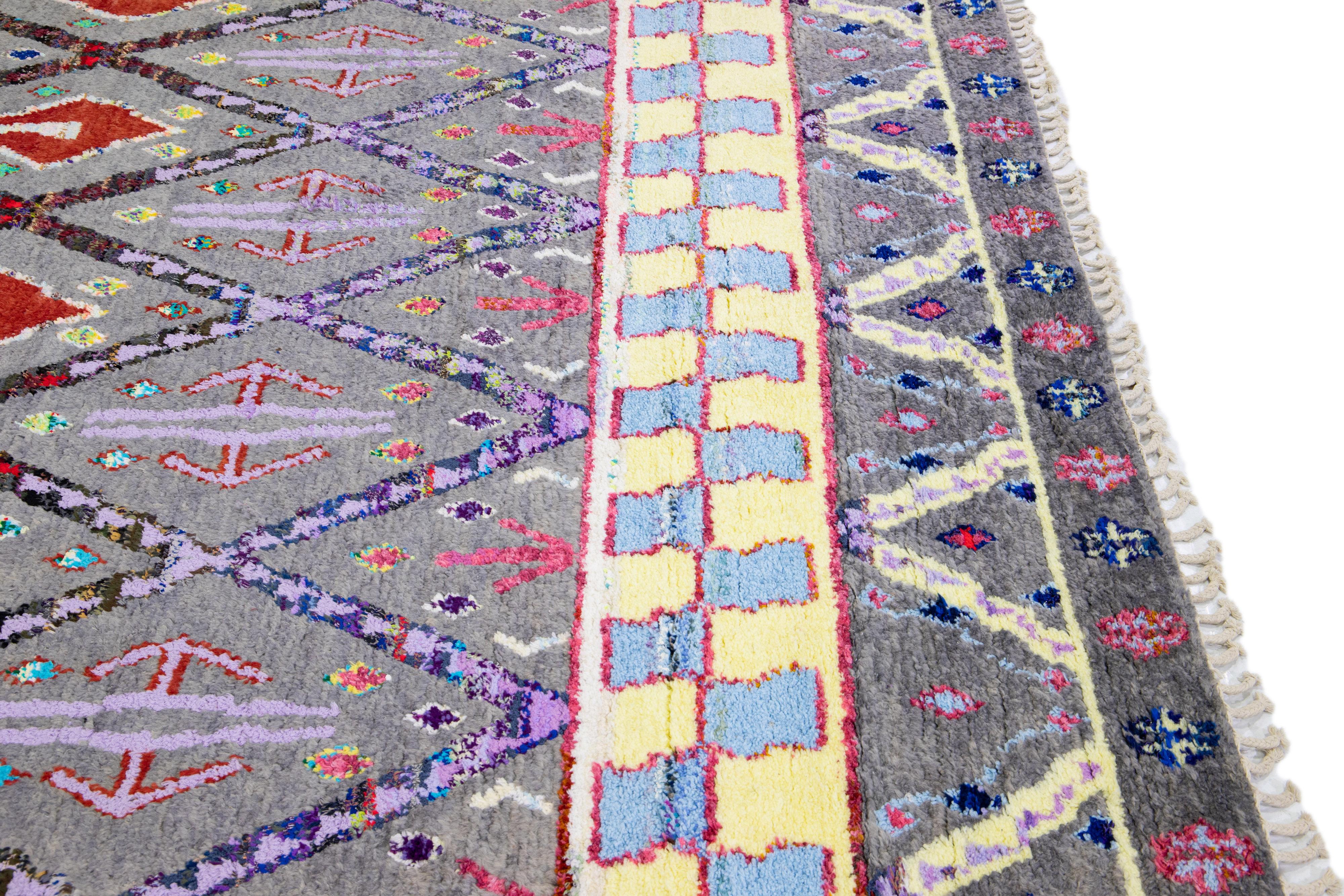 Annodato a mano Tappeto in lana grigio fatto a mano in stile marocchino moderno con disegno tribale multicolore in vendita