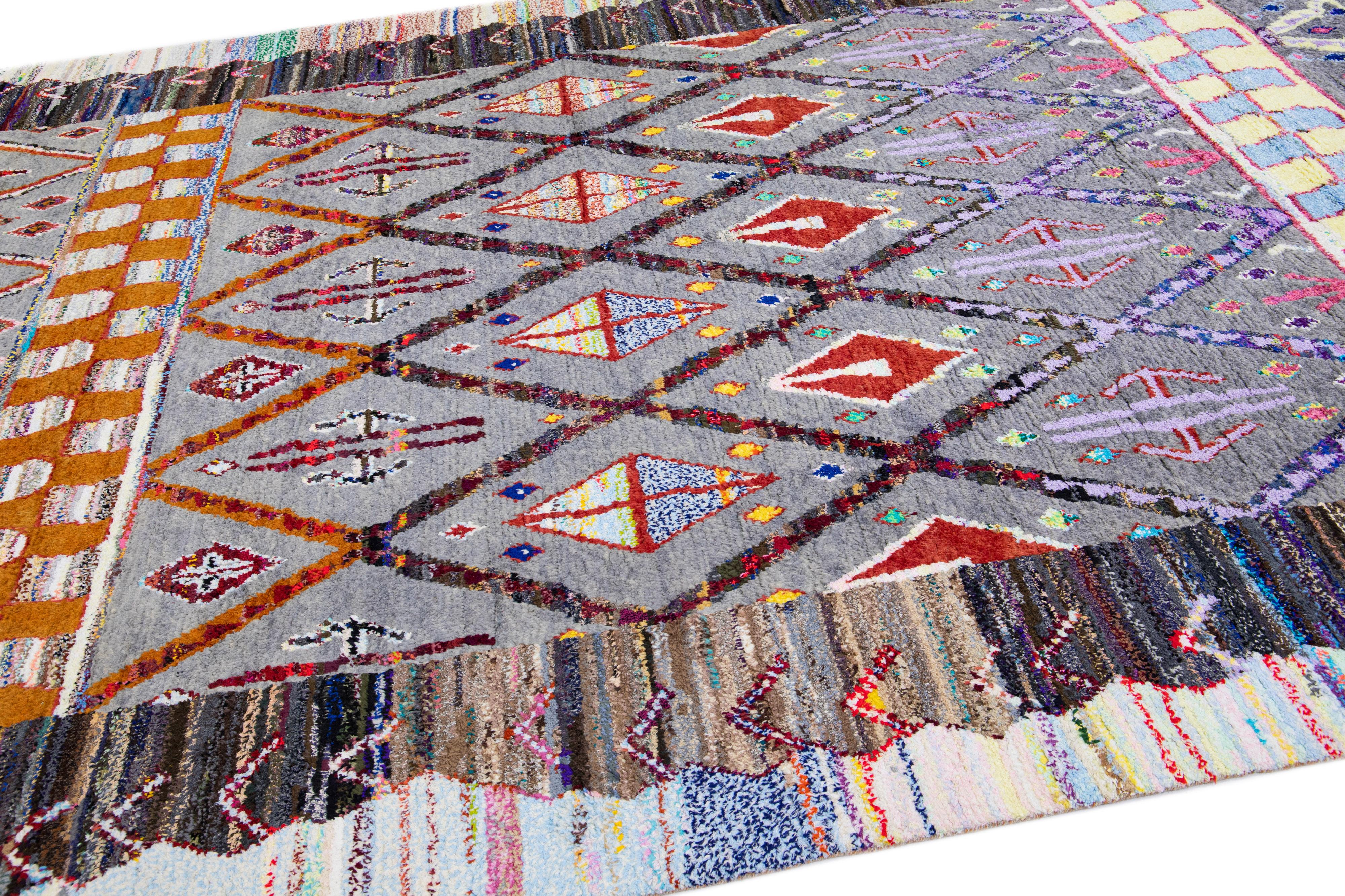 Tappeto in lana grigio fatto a mano in stile marocchino moderno con disegno tribale multicolore In condizioni Nuovo in vendita a Norwalk, CT