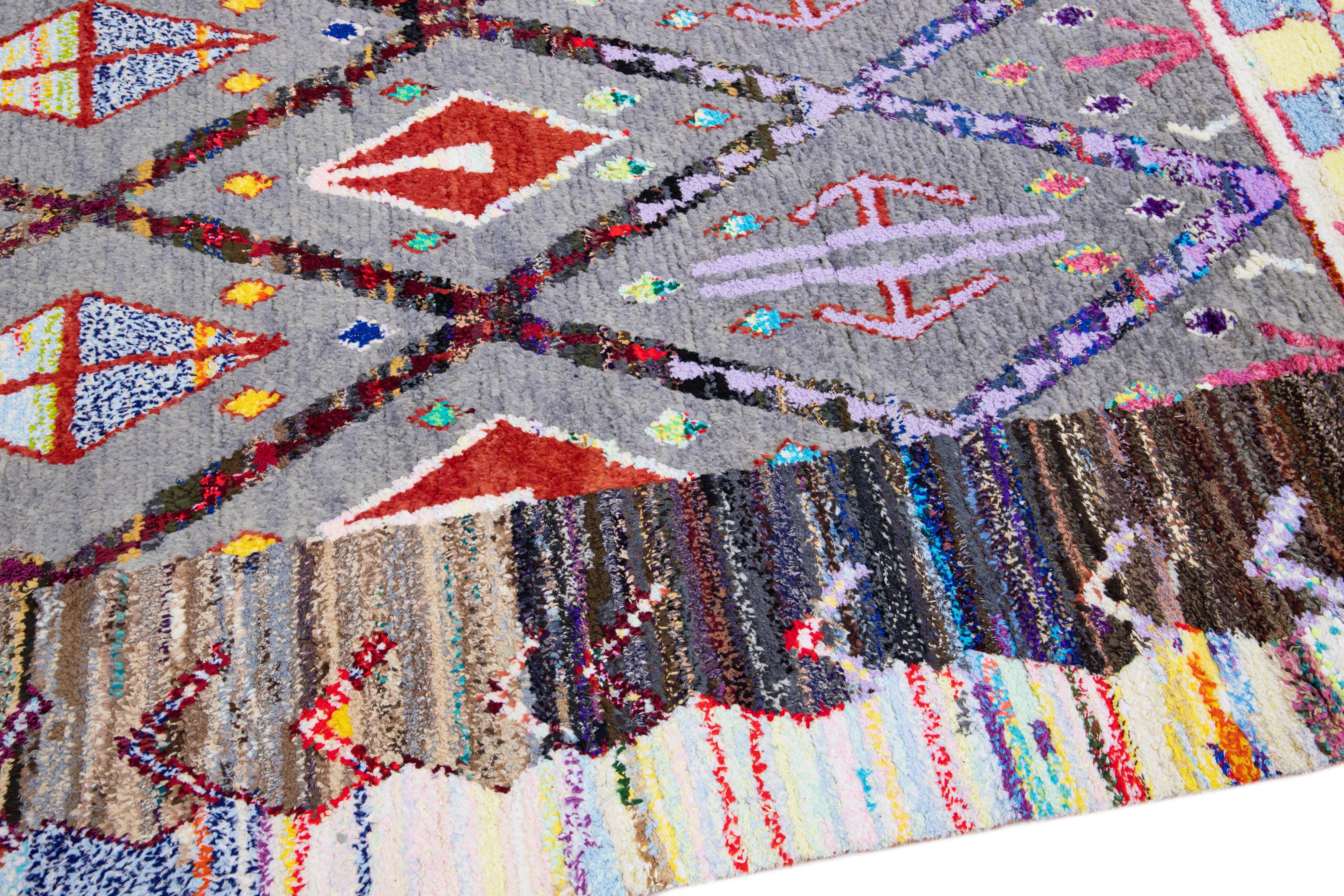 XXI secolo e contemporaneo Tappeto in lana grigio fatto a mano in stile marocchino moderno con disegno tribale multicolore in vendita