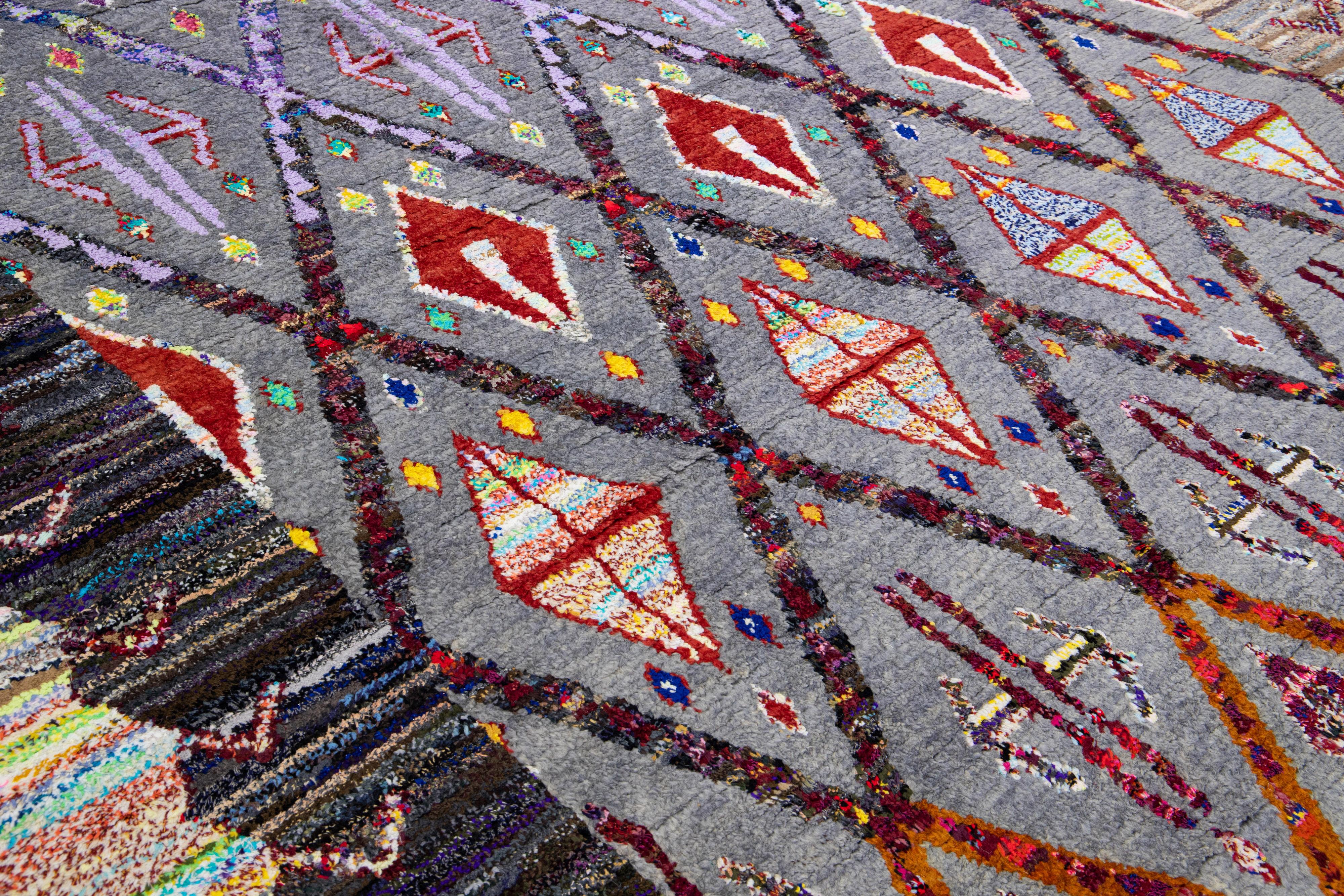 Lana Tappeto in lana grigio fatto a mano in stile marocchino moderno con disegno tribale multicolore in vendita