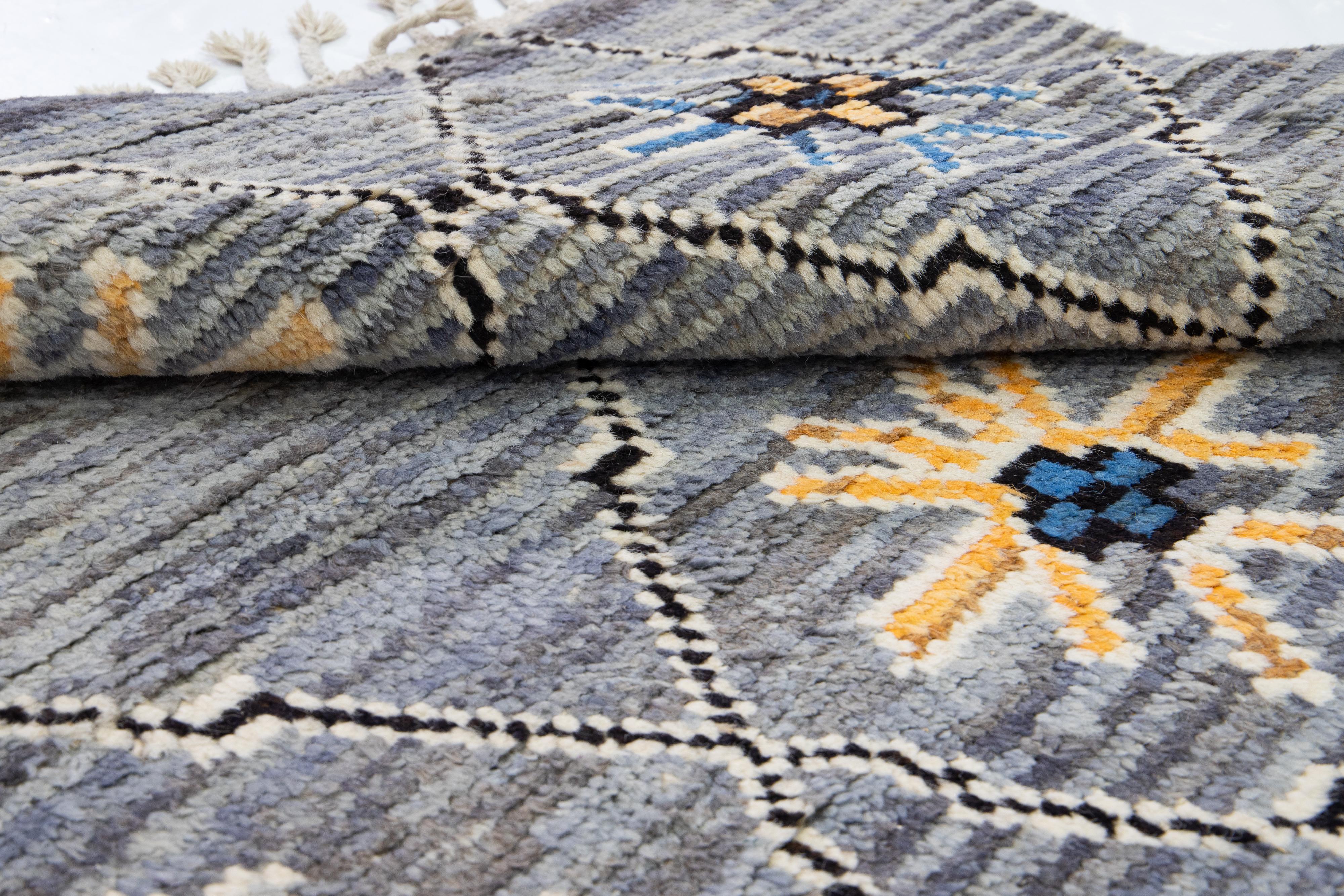 Moderner grauer handgefertigter Wollteppich im marokkanischen Stil mit Stammesmuster im Angebot 4