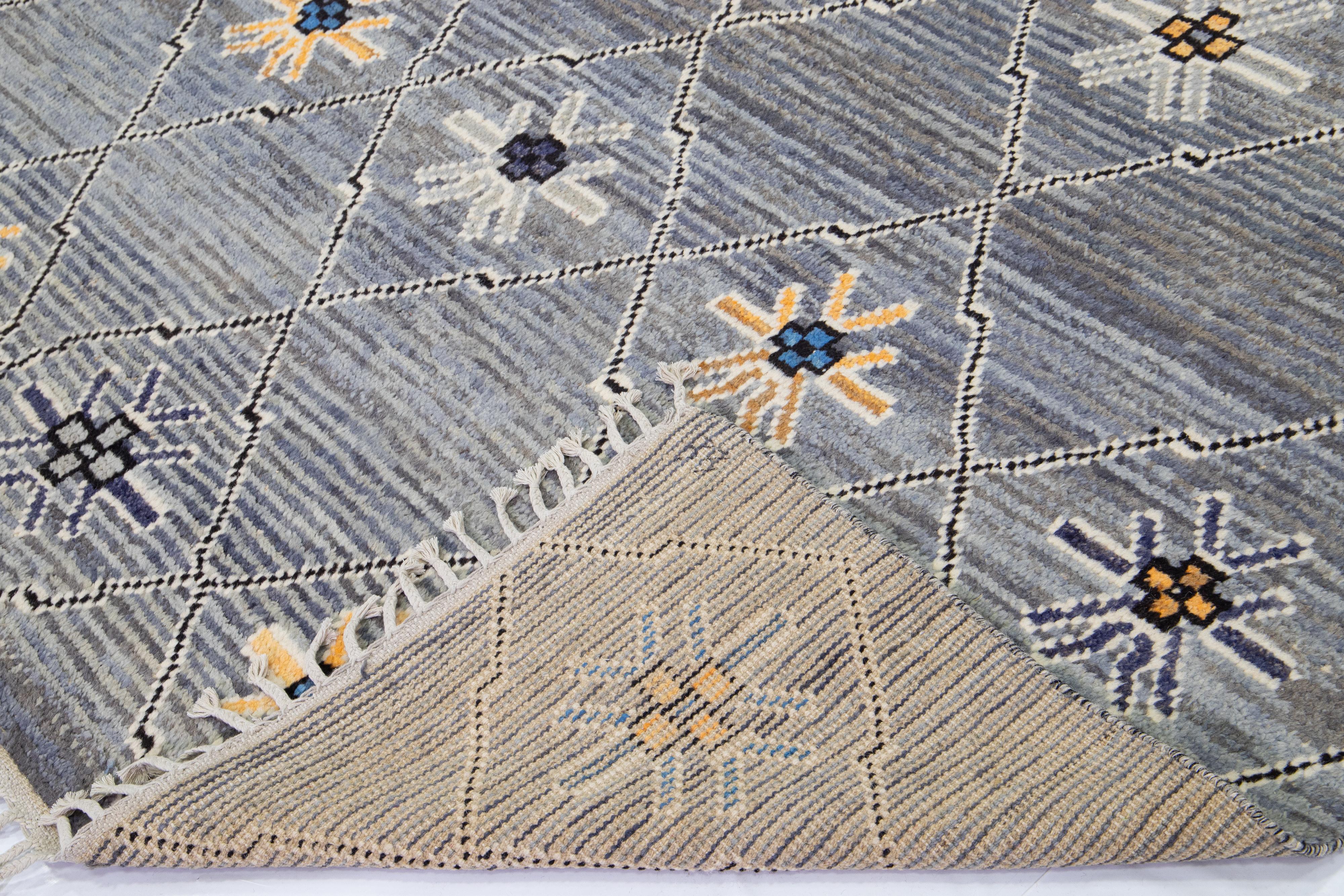 Moderner grauer handgefertigter Wollteppich im marokkanischen Stil mit Stammesmuster (21. Jahrhundert und zeitgenössisch) im Angebot