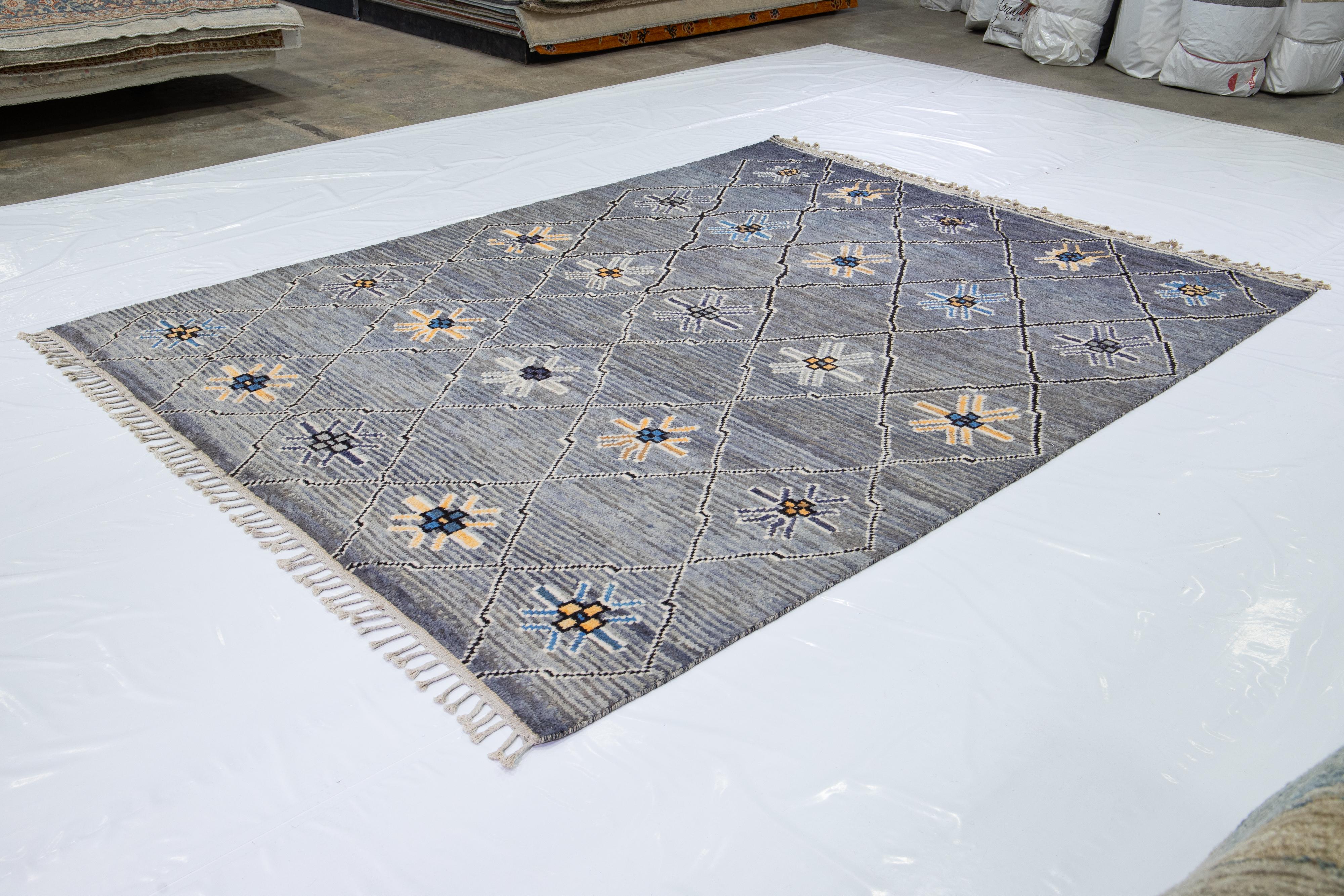 Moderner grauer handgefertigter Wollteppich im marokkanischen Stil mit Stammesmuster (Afghanisch) im Angebot