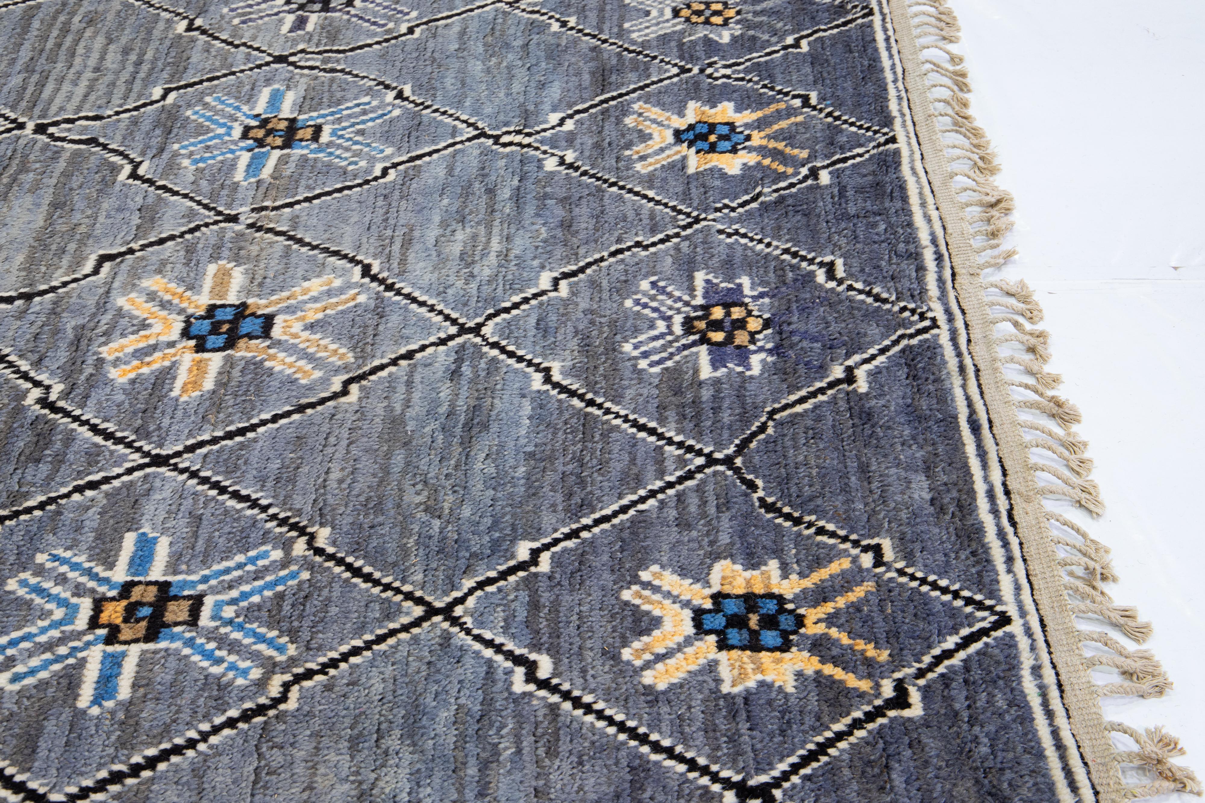 Moderner grauer handgefertigter Wollteppich im marokkanischen Stil mit Stammesmuster im Angebot 2