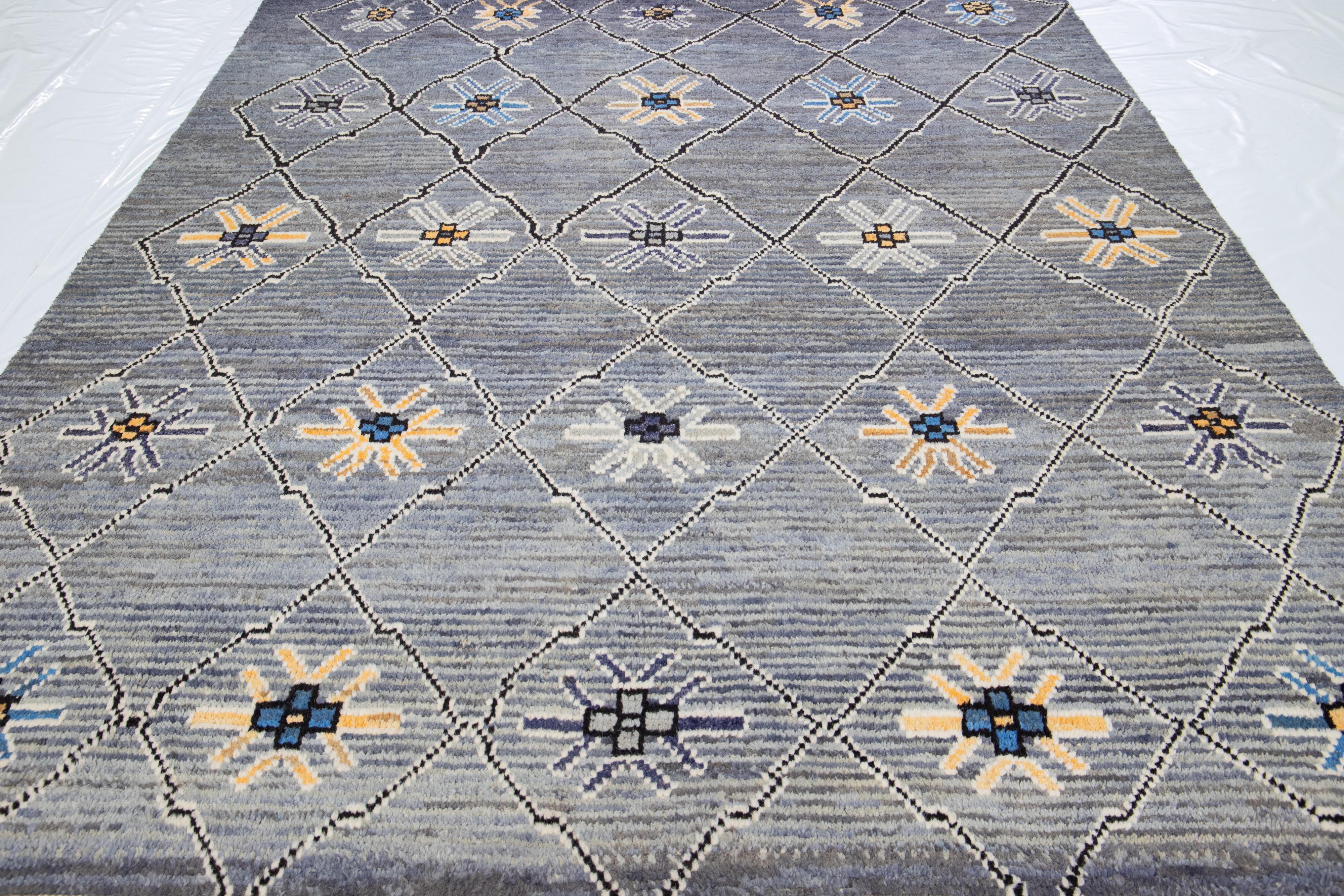 Moderner grauer handgefertigter Wollteppich im marokkanischen Stil mit Stammesmuster im Angebot 3