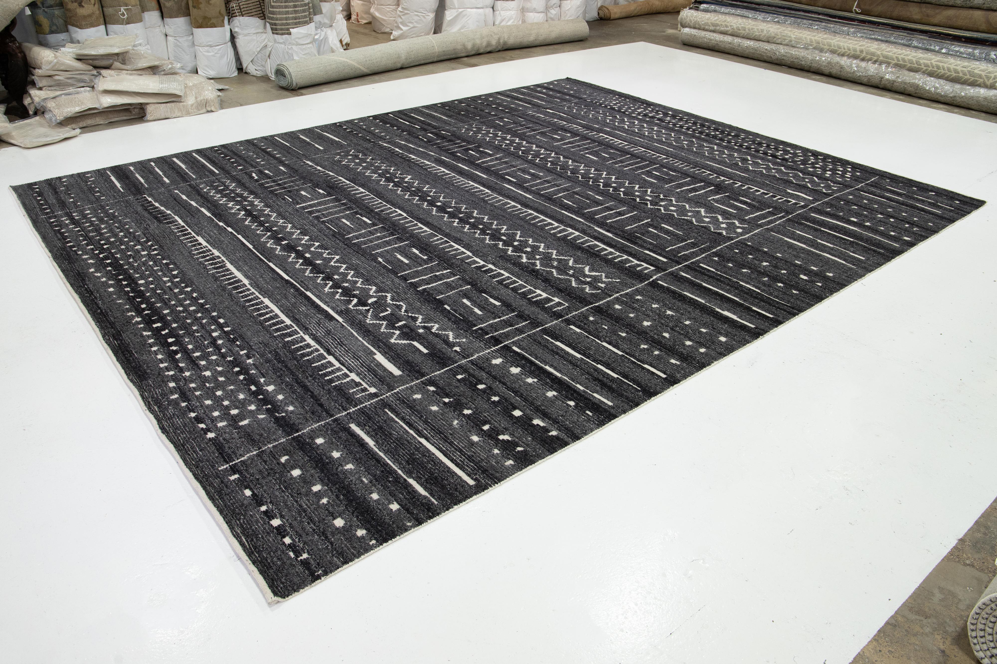 Moderne Tapis moderne marocain en laine grise avec motif tribal par Apadana en vente
