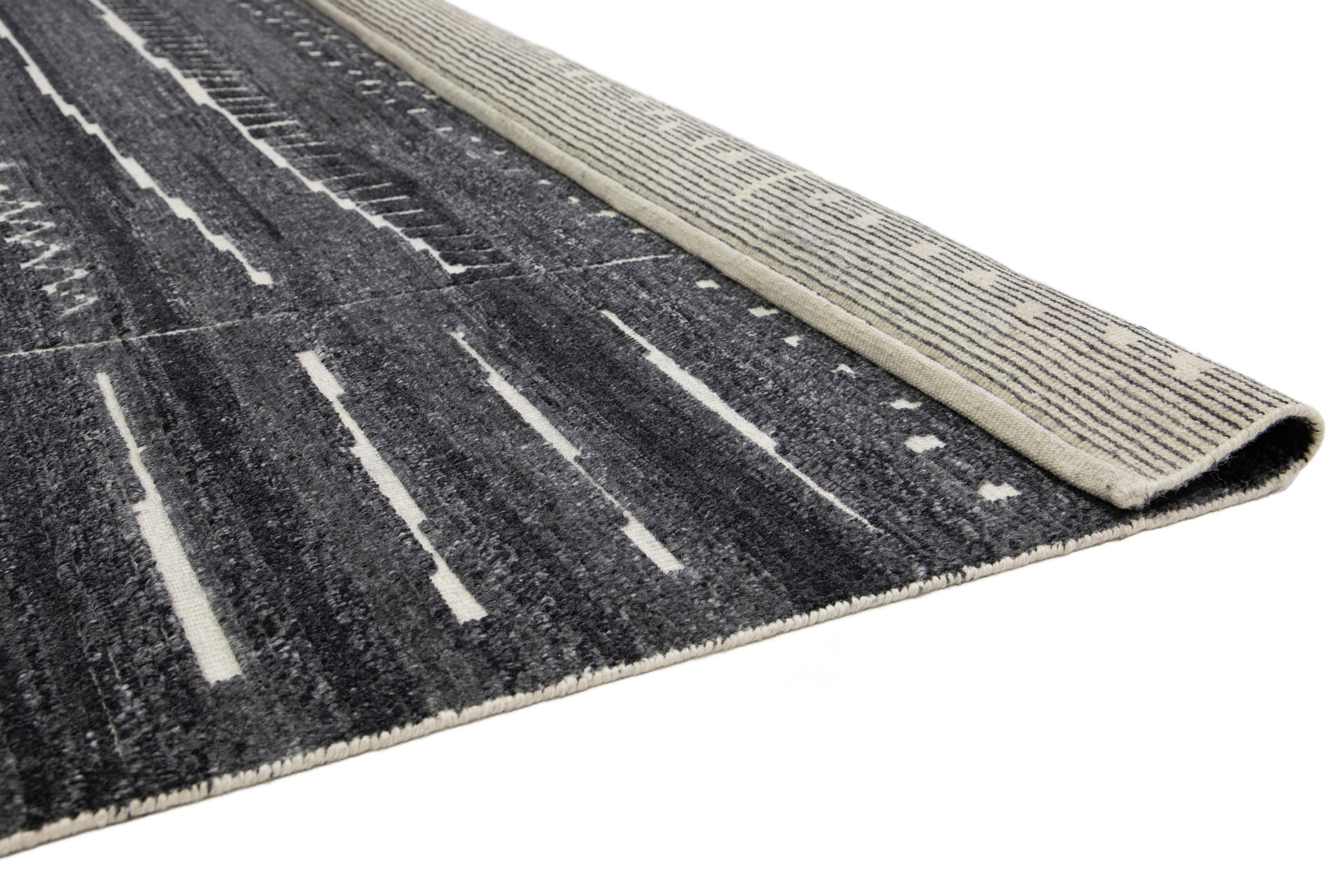 Indien Tapis moderne marocain en laine grise avec motif tribal par Apadana en vente