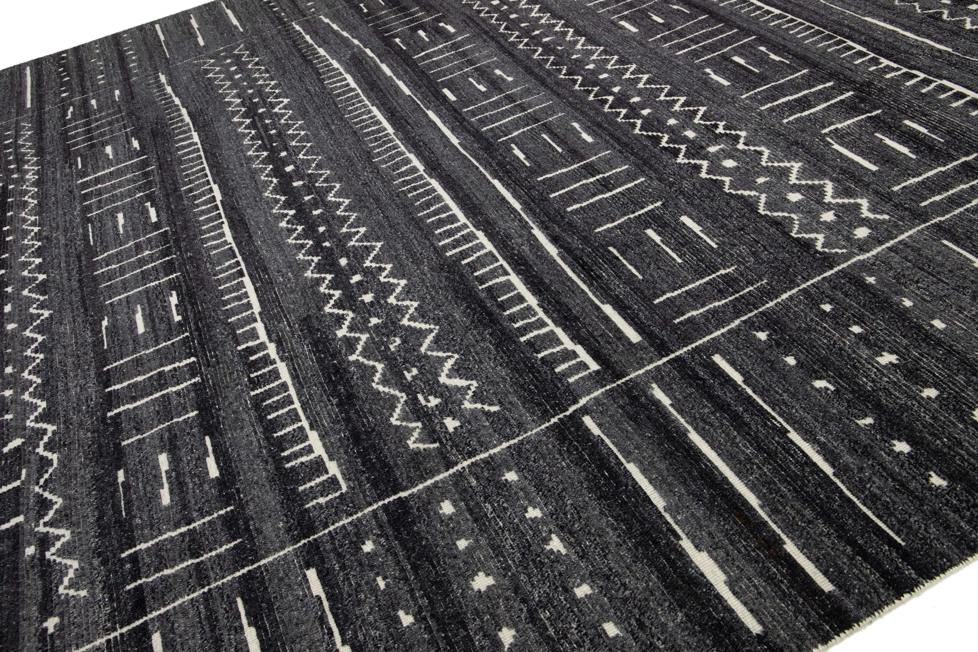 Noué à la main Tapis moderne marocain en laine grise avec motif tribal par Apadana en vente
