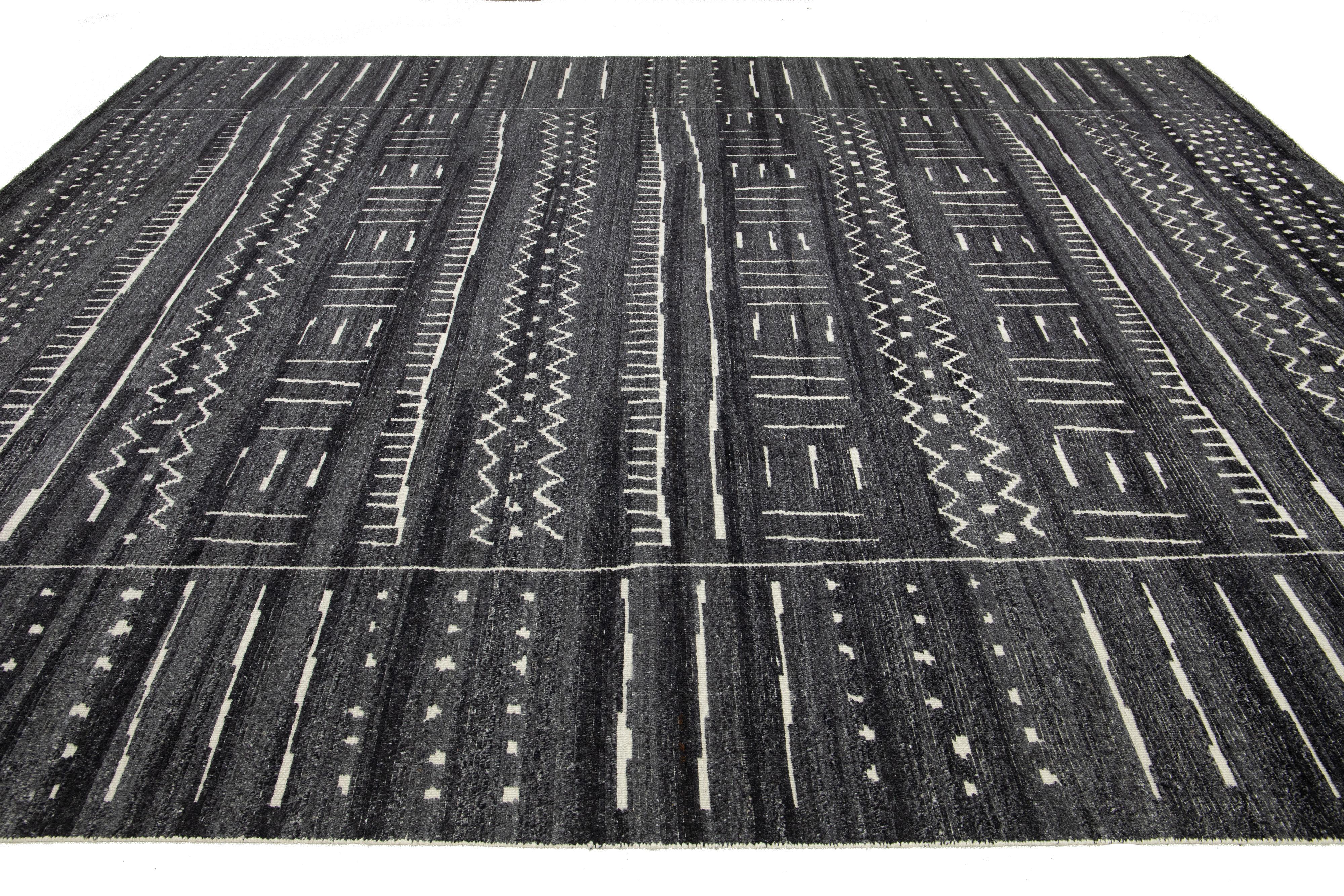 Tapis moderne marocain en laine grise avec motif tribal par Apadana Neuf - En vente à Norwalk, CT