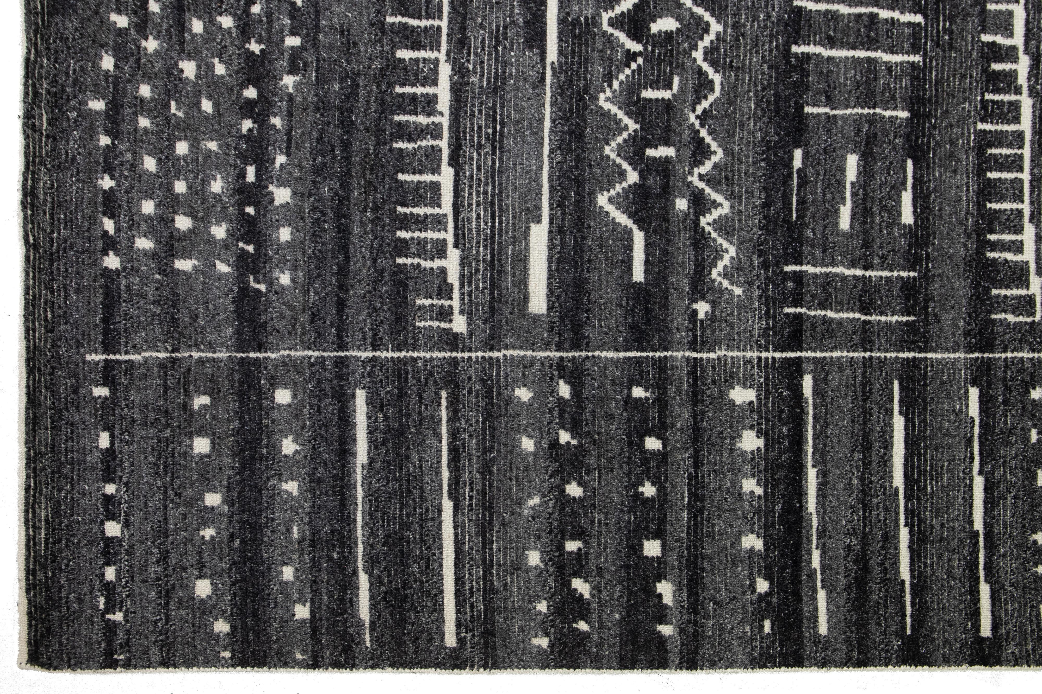 XXIe siècle et contemporain Tapis moderne marocain en laine grise avec motif tribal par Apadana en vente