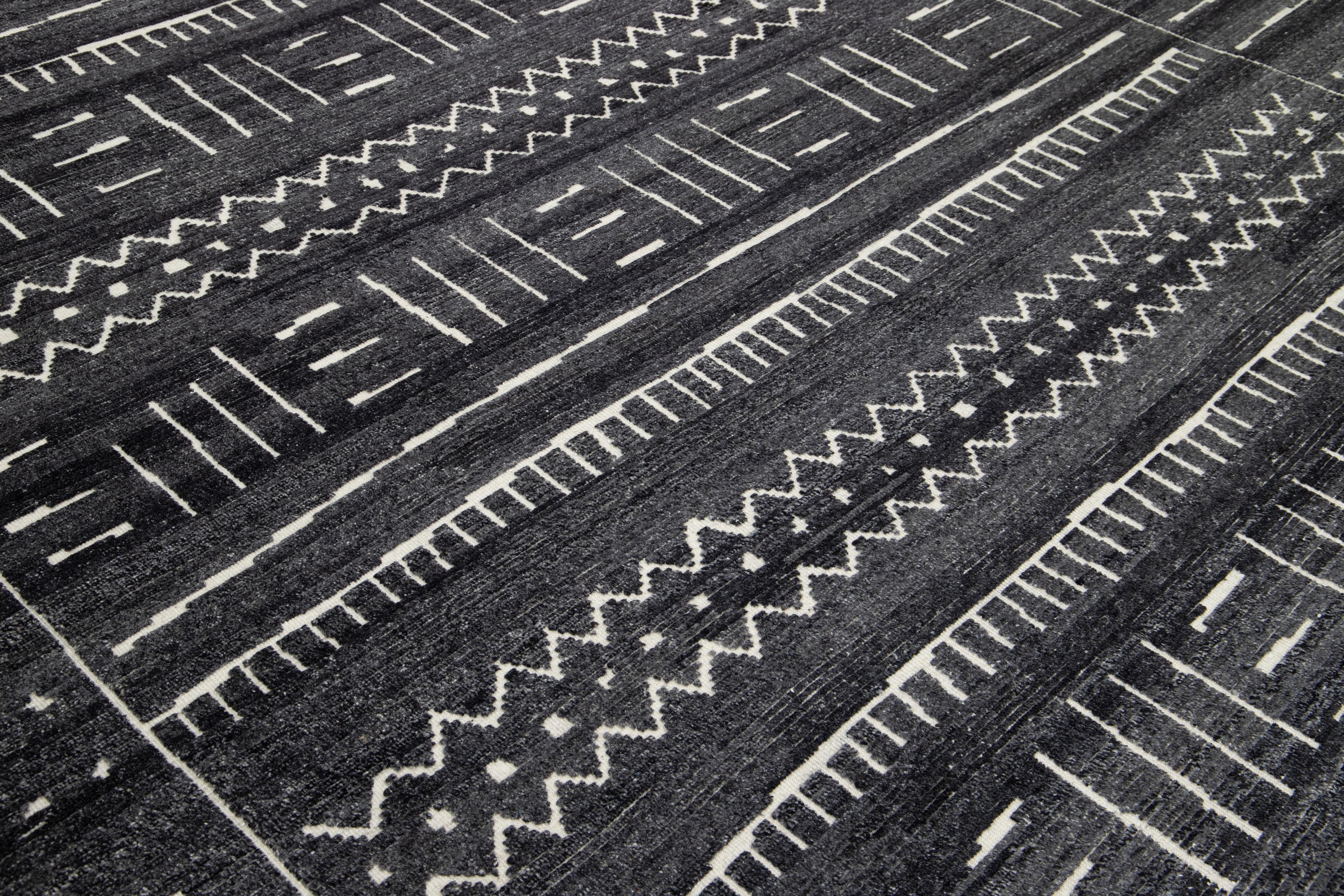 Laine Tapis moderne marocain en laine grise avec motif tribal par Apadana en vente