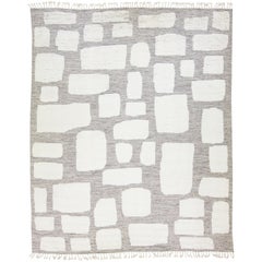 Moderner moderner grauer handgefertigter geometrischer Oversize-Wollteppich im marokkanischen Stil von Apadana