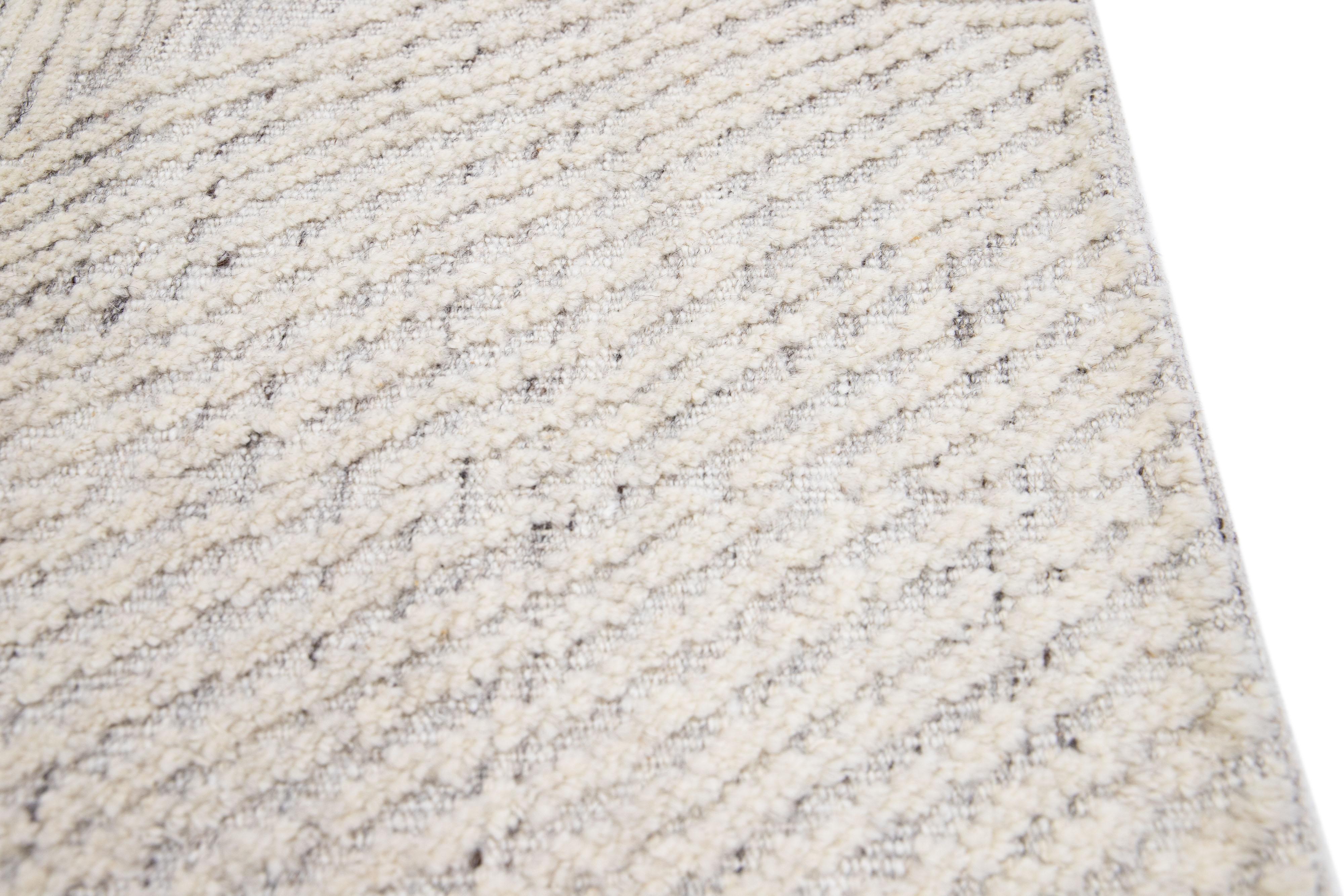 Moderno Tappeto di lana personalizzato beige fatto a mano in stile marocchino moderno in vendita
