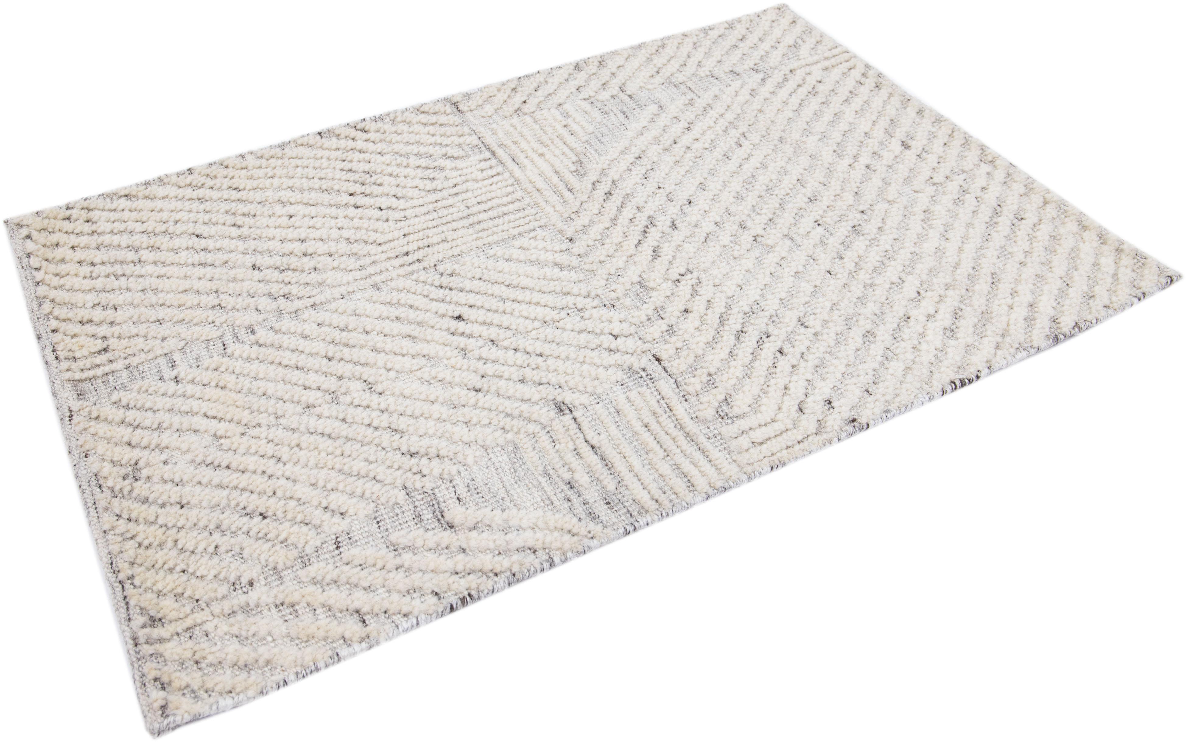 Annodato a mano Tappeto di lana personalizzato beige fatto a mano in stile marocchino moderno in vendita