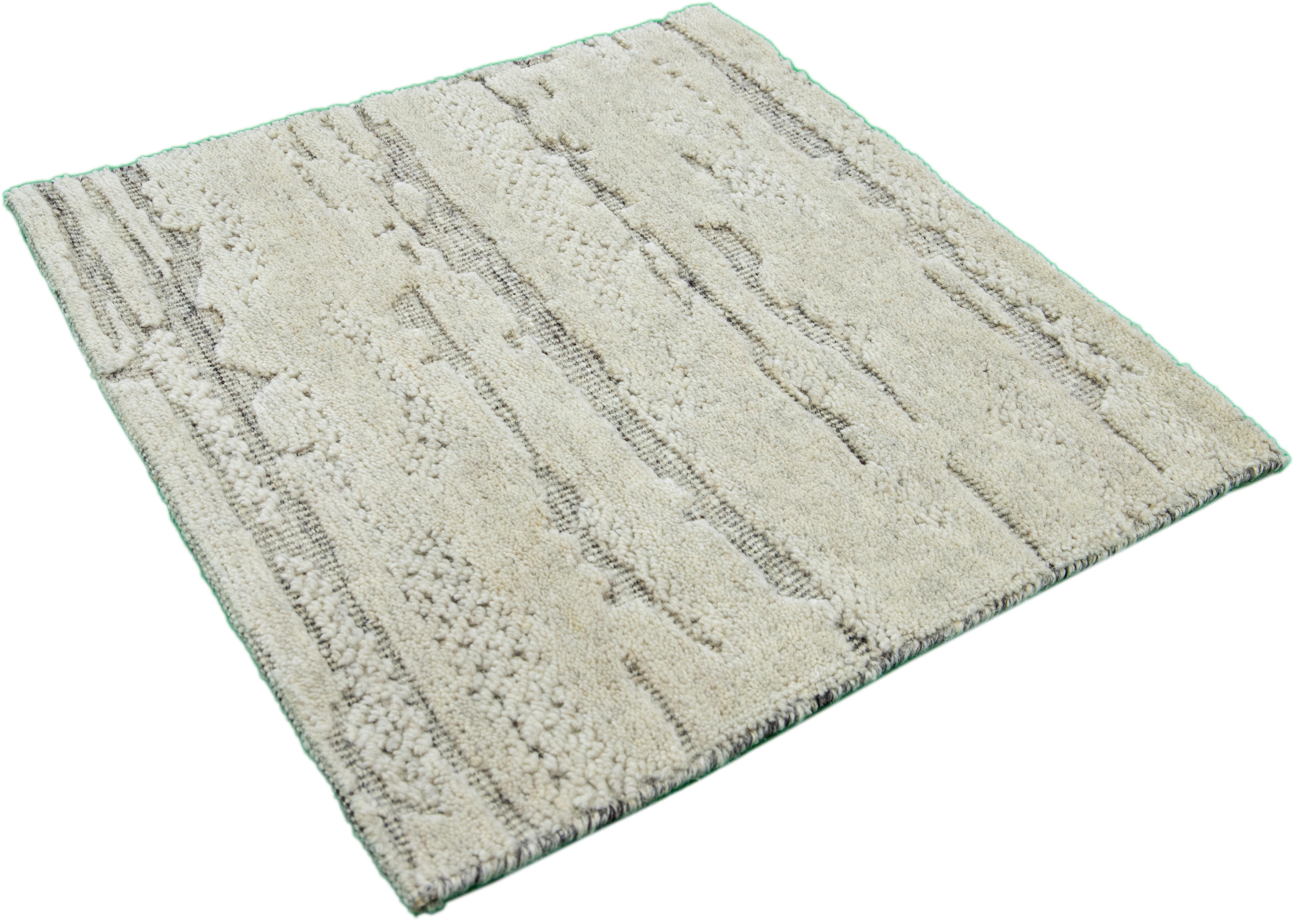 Moderner moderner handgefertigter Wollteppich im marokkanischen Stil in Beige/Grau (Organische Moderne) im Angebot