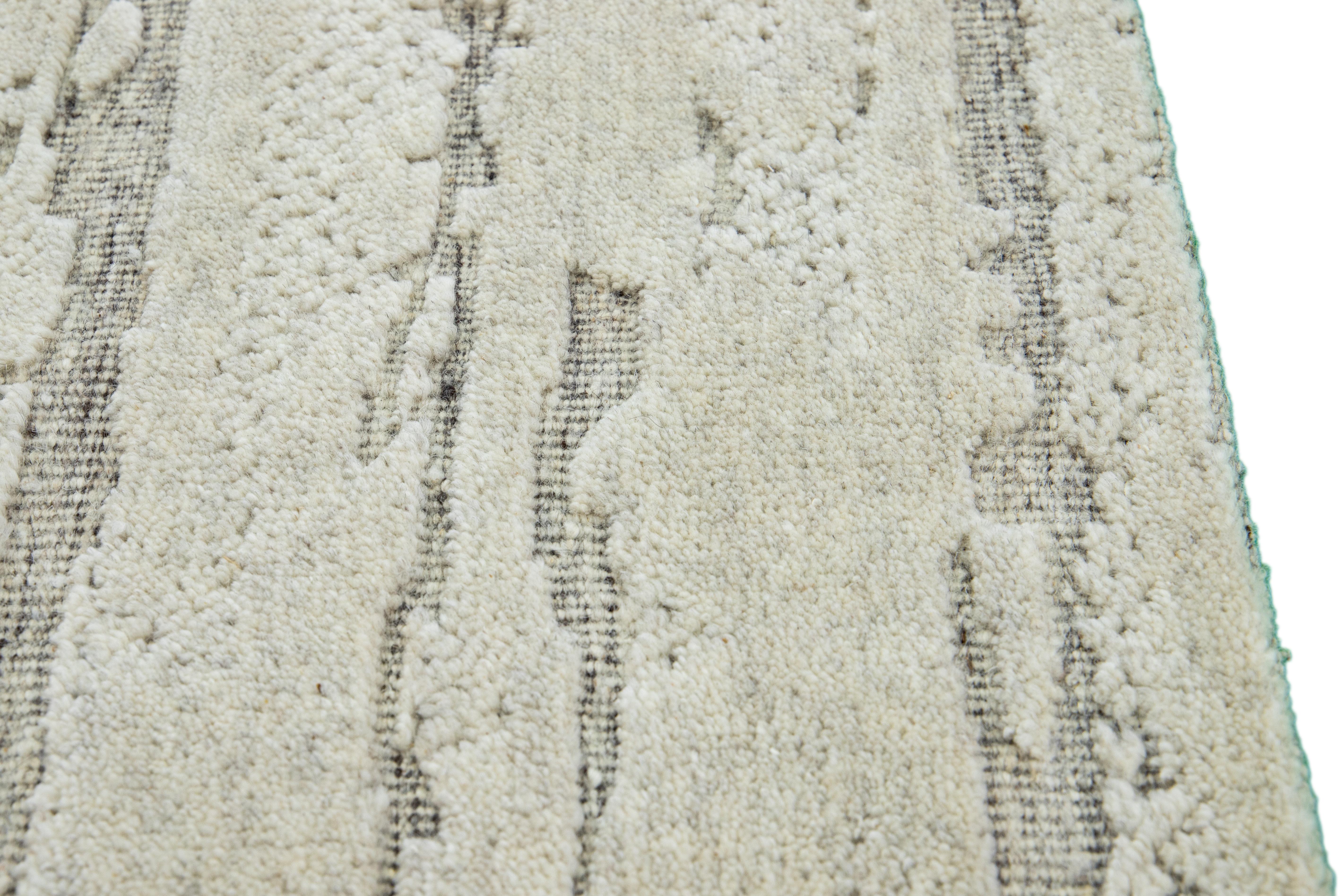 Moderner moderner handgefertigter Wollteppich im marokkanischen Stil in Beige/Grau (Indisch) im Angebot