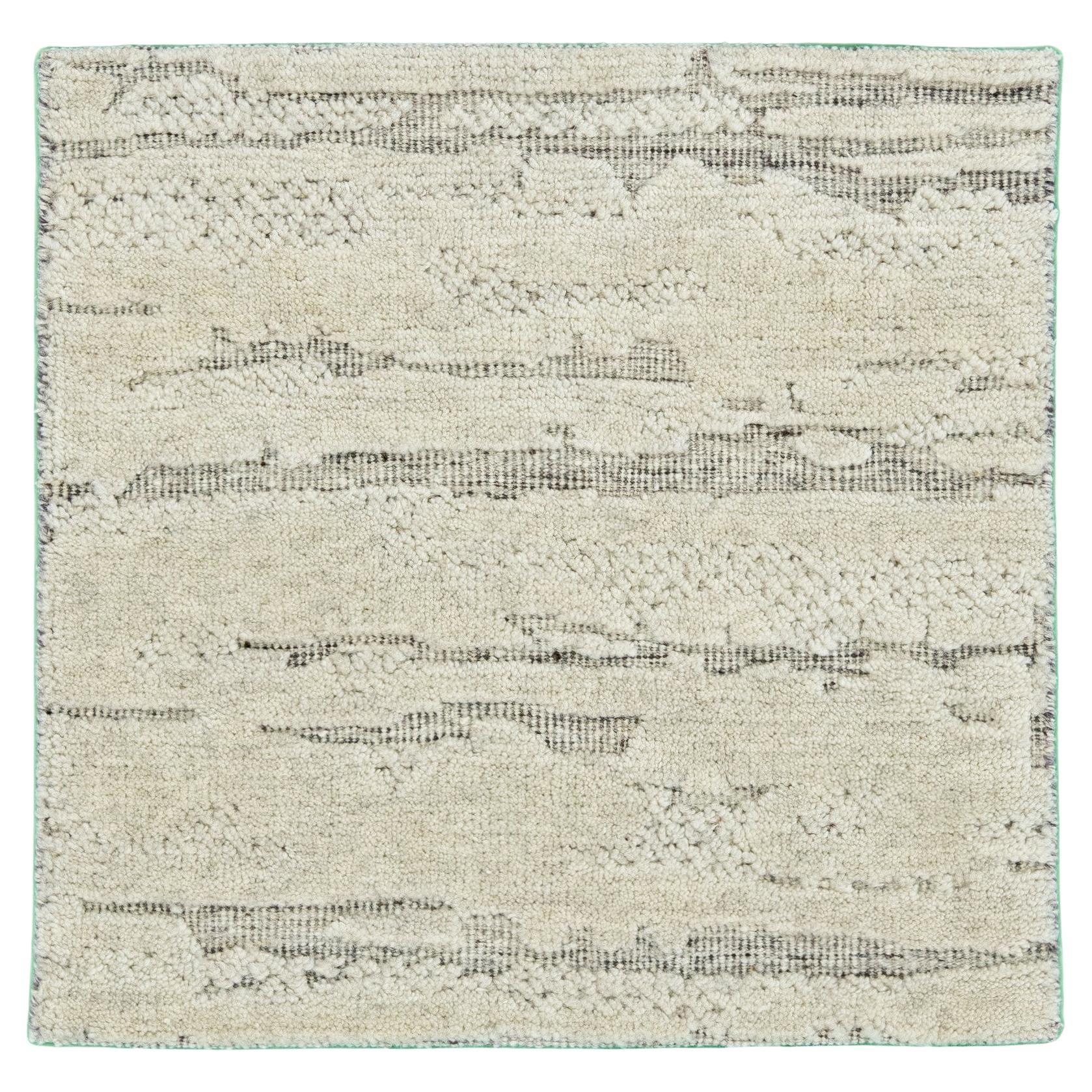 Moderner moderner handgefertigter Wollteppich im marokkanischen Stil in Beige/Grau im Angebot