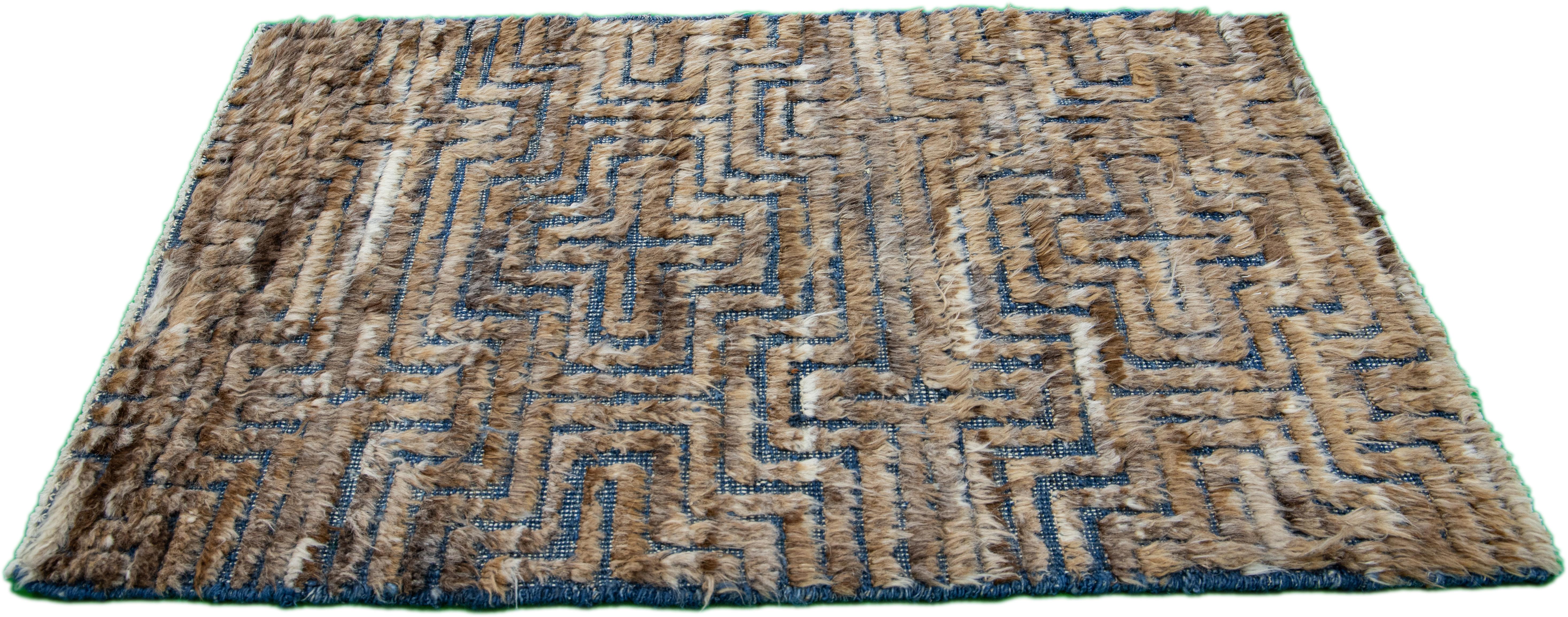 Moderner Wollteppich im marokkanischen Stil von Apadana. Kundenspezifische Größen und Farben auf Bestellung. 

MATERIAL: Wolle 
Techniken: Handgeknüpft
Stil: Marokkanisch 
Vorlaufzeit: Ca. 15-16 Wochen verfügbar 
Farben: Wie abgebildet, andere