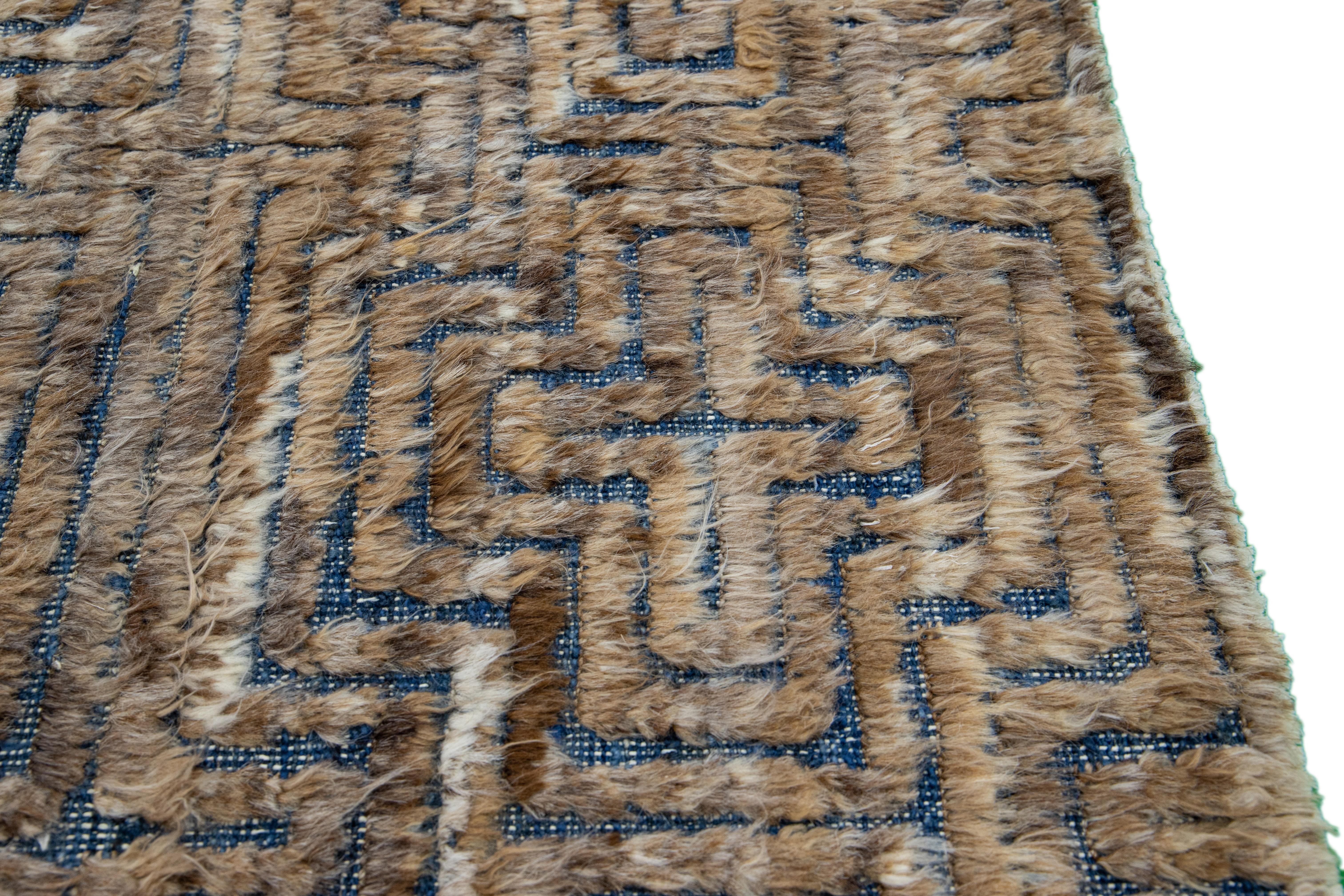 Moderner marokkanischer Stil Handgefertigter Wollteppich in Blau/Braun (Indisch) im Angebot