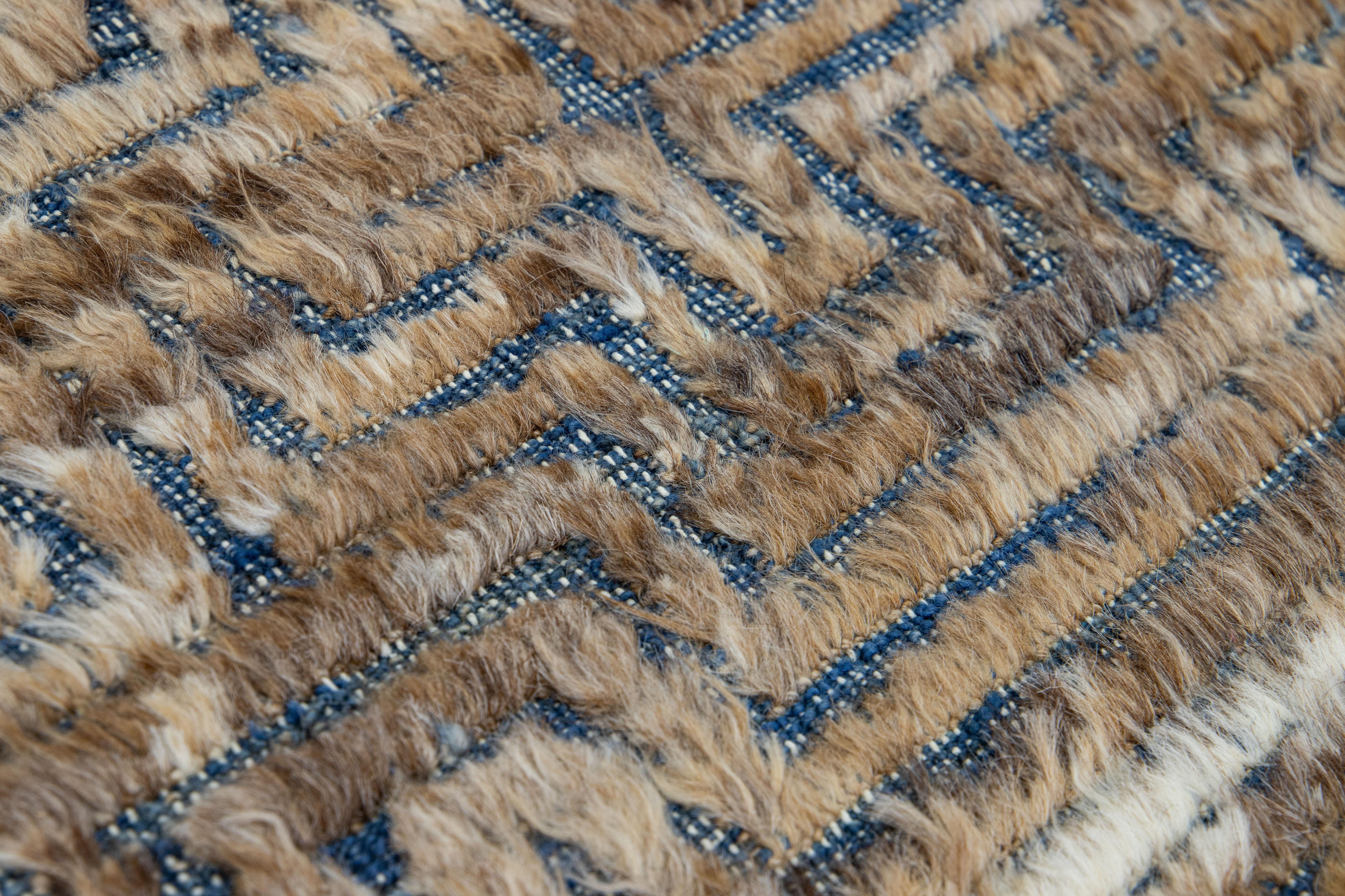 Moderner marokkanischer Stil Handgefertigter Wollteppich in Blau/Braun (Handgeknüpft) im Angebot