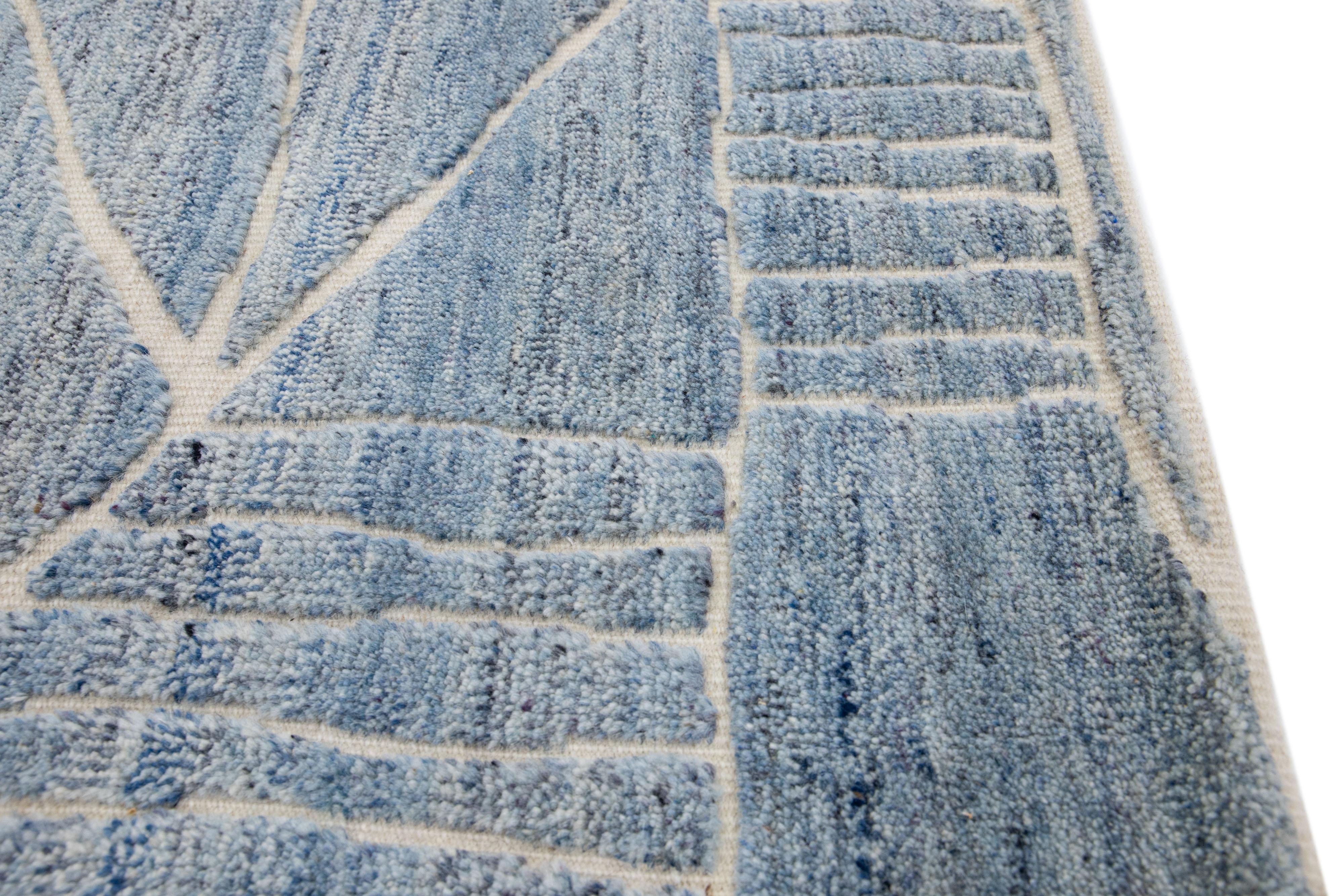 Moderner blauer handgefertigter Wollteppich im marokkanischen Stil (Indisch) im Angebot