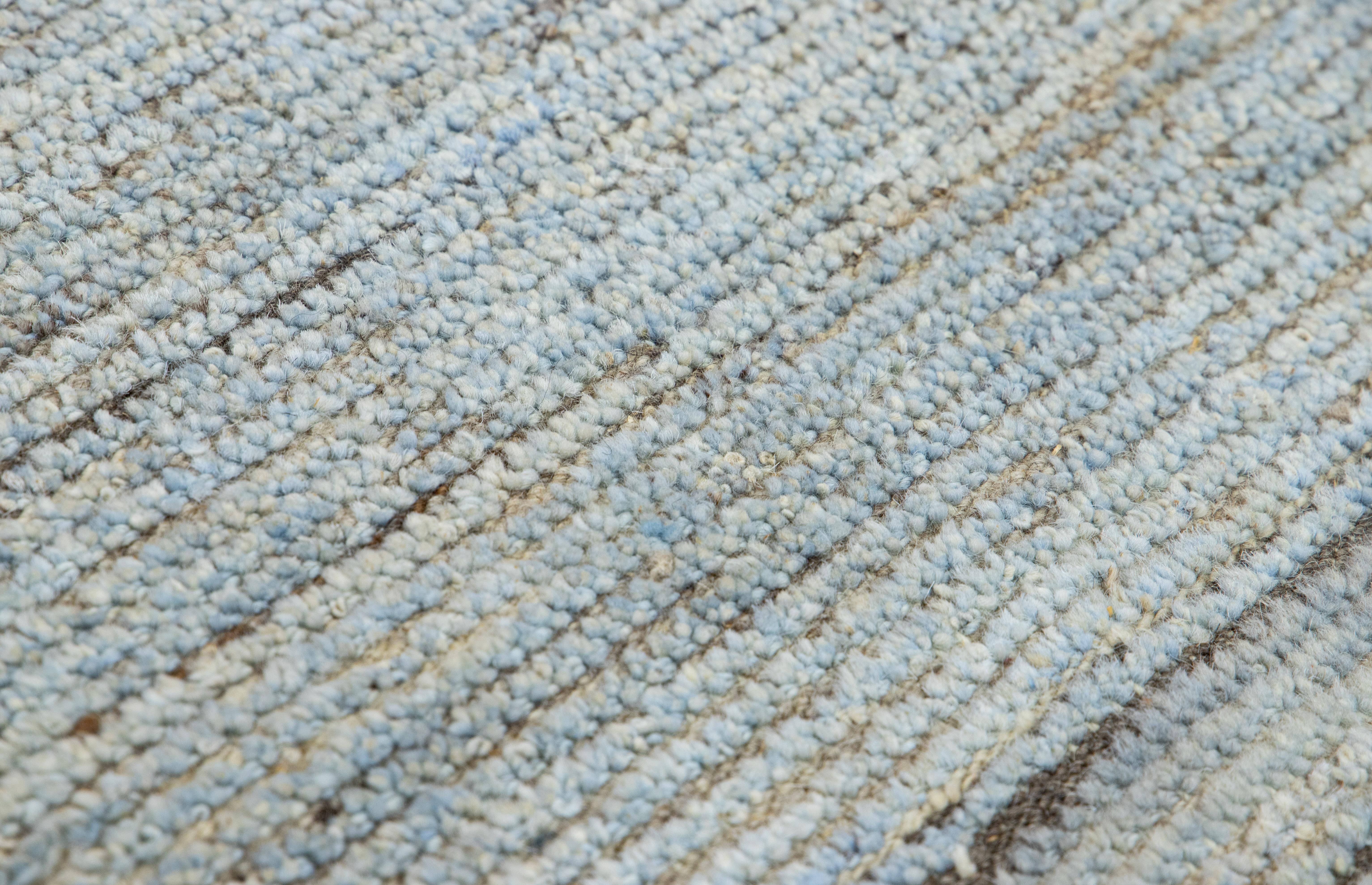 Moderner handgefertigter blauer maßgefertigter Wollteppich im marokkanischen Stil (Handgeknüpft) im Angebot