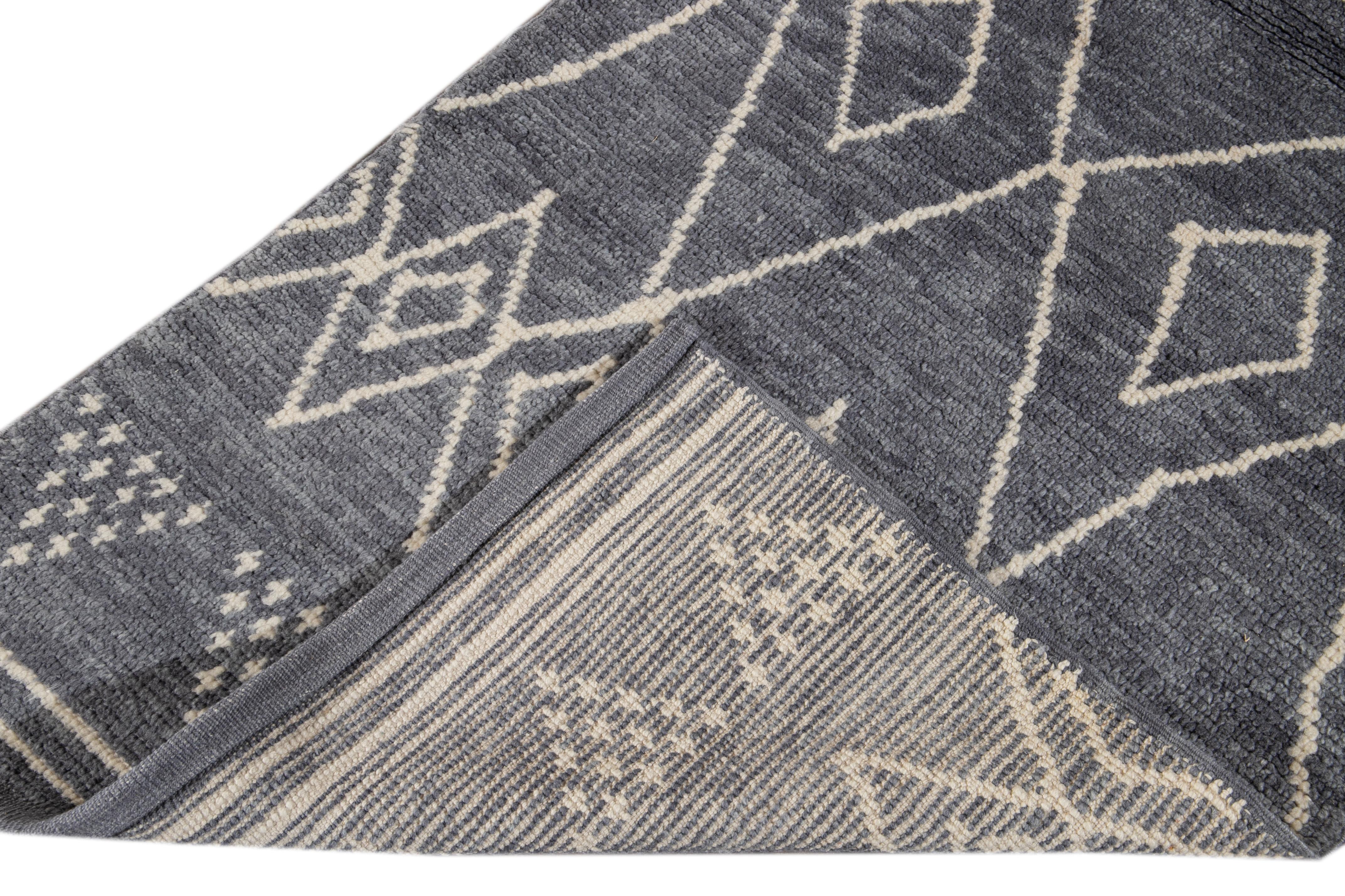 Schöner zeitgenössischer Läufer im marokkanischen Stil aus handgeknüpfter Wolle mit einem marineblauen Feld. Dieser moderne Teppich hat einen elfenbeinfarbenen Akzent in einem prächtigen geometrischen Stammesmuster.

Dieser Teppich misst: 3' x