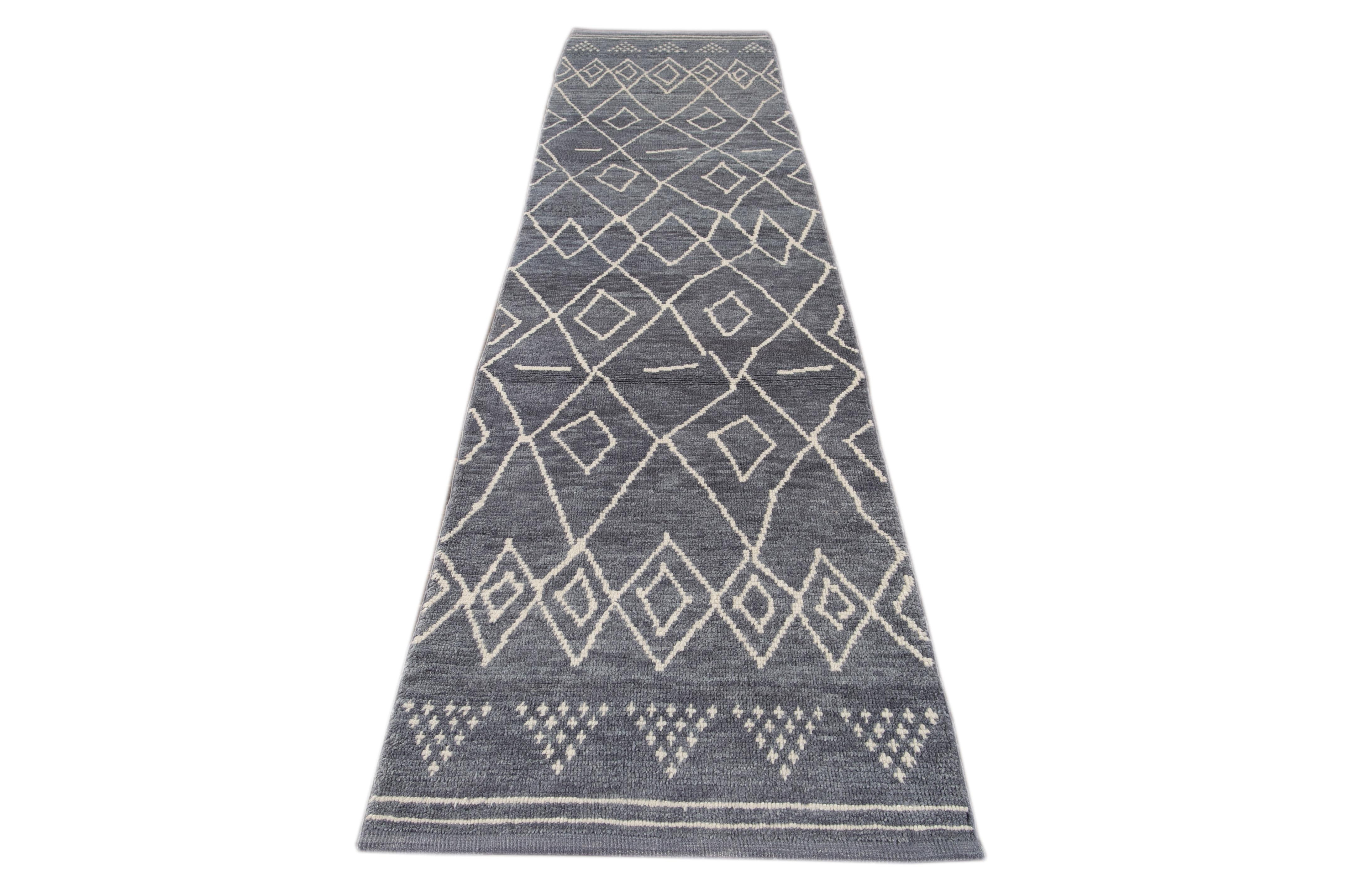 Moderner moderner handgefertigter Läufer aus blauer Wolle im marokkanischen Stil (Türkisch) im Angebot