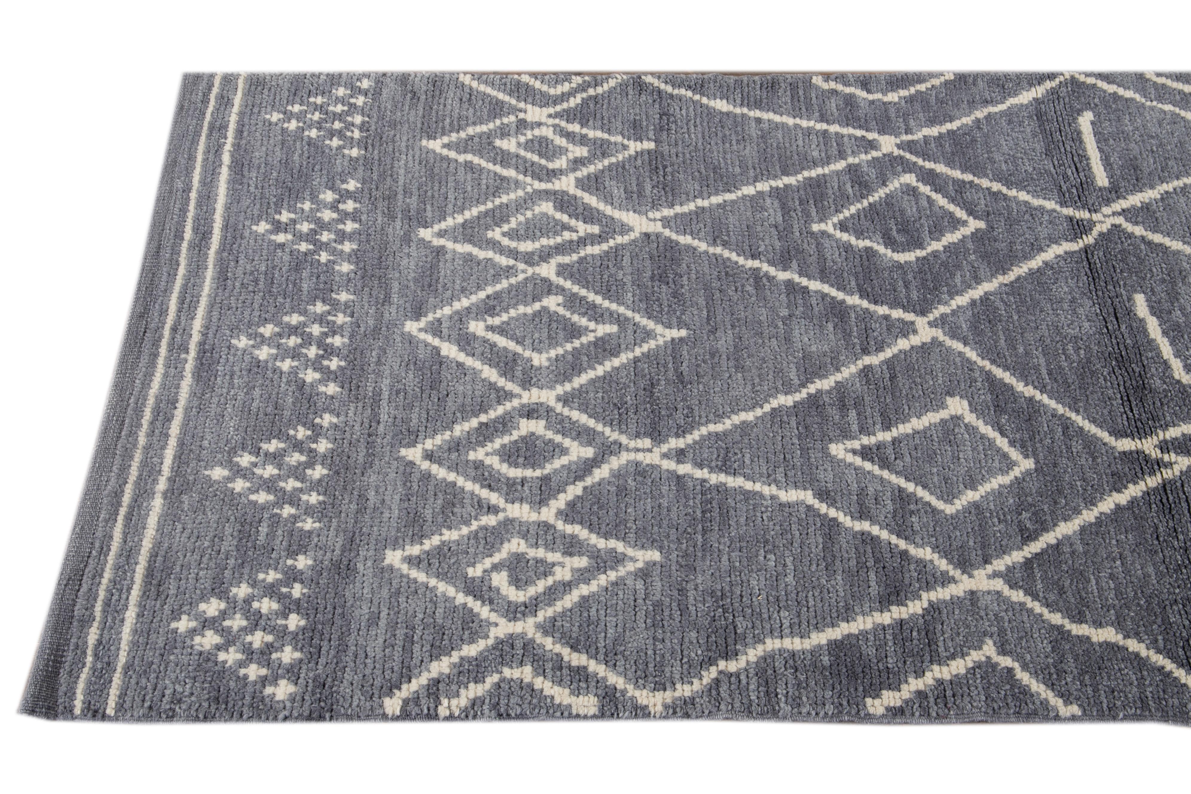 Moderner moderner handgefertigter Läufer aus blauer Wolle im marokkanischen Stil (Handgeknüpft) im Angebot
