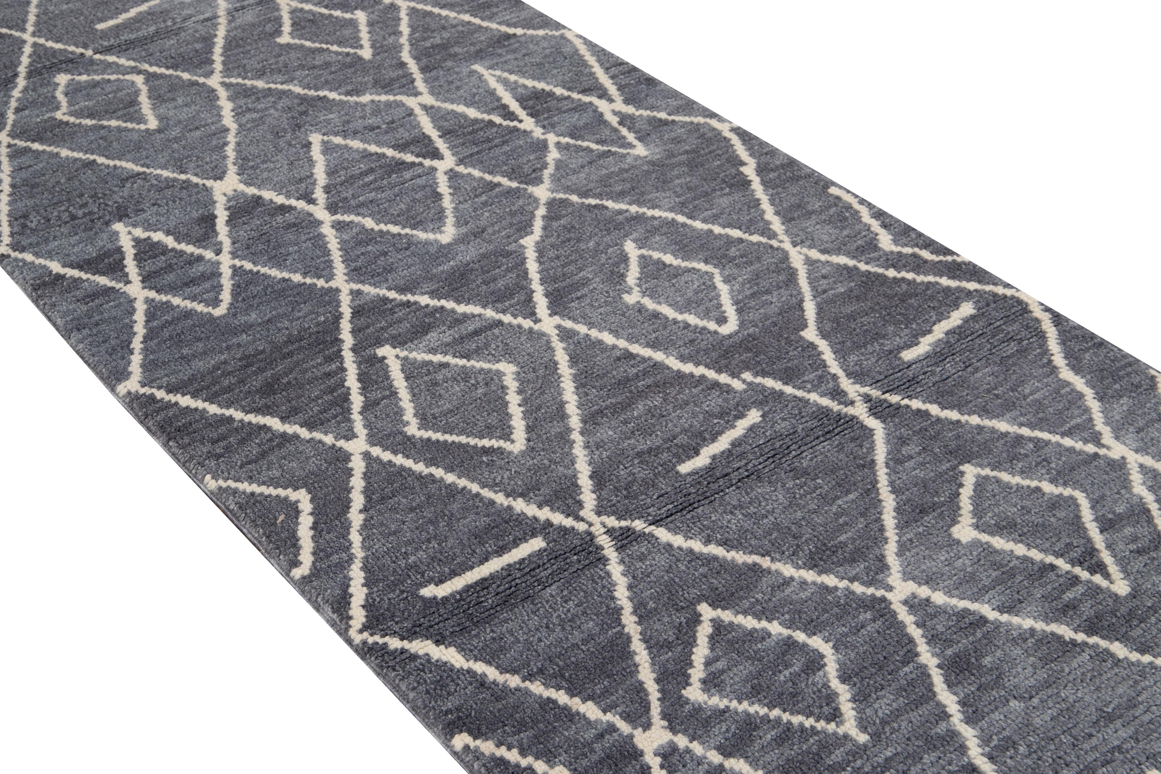 Moderner moderner handgefertigter Läufer aus blauer Wolle im marokkanischen Stil im Angebot 2