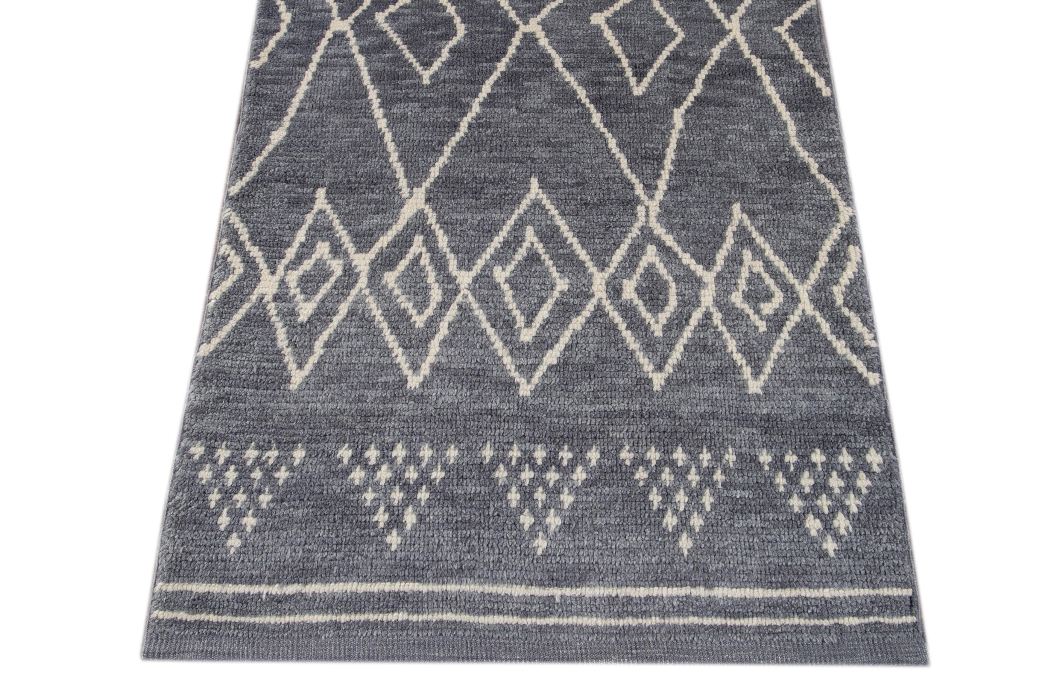 Moderner moderner handgefertigter Läufer aus blauer Wolle im marokkanischen Stil im Angebot 3
