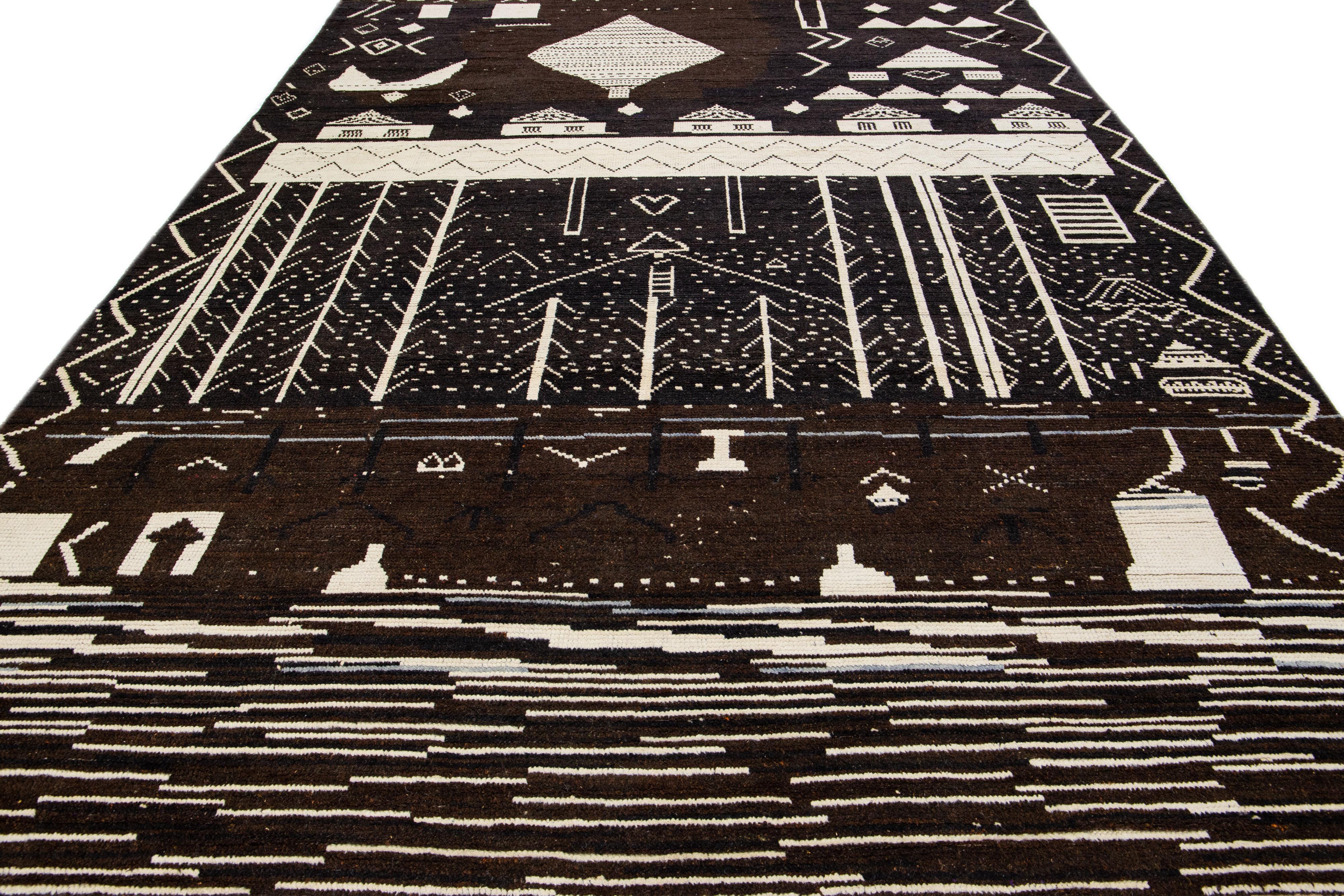 Moderne Tapis en laine moderne de style marocain à motif bohème fait à la main en vente