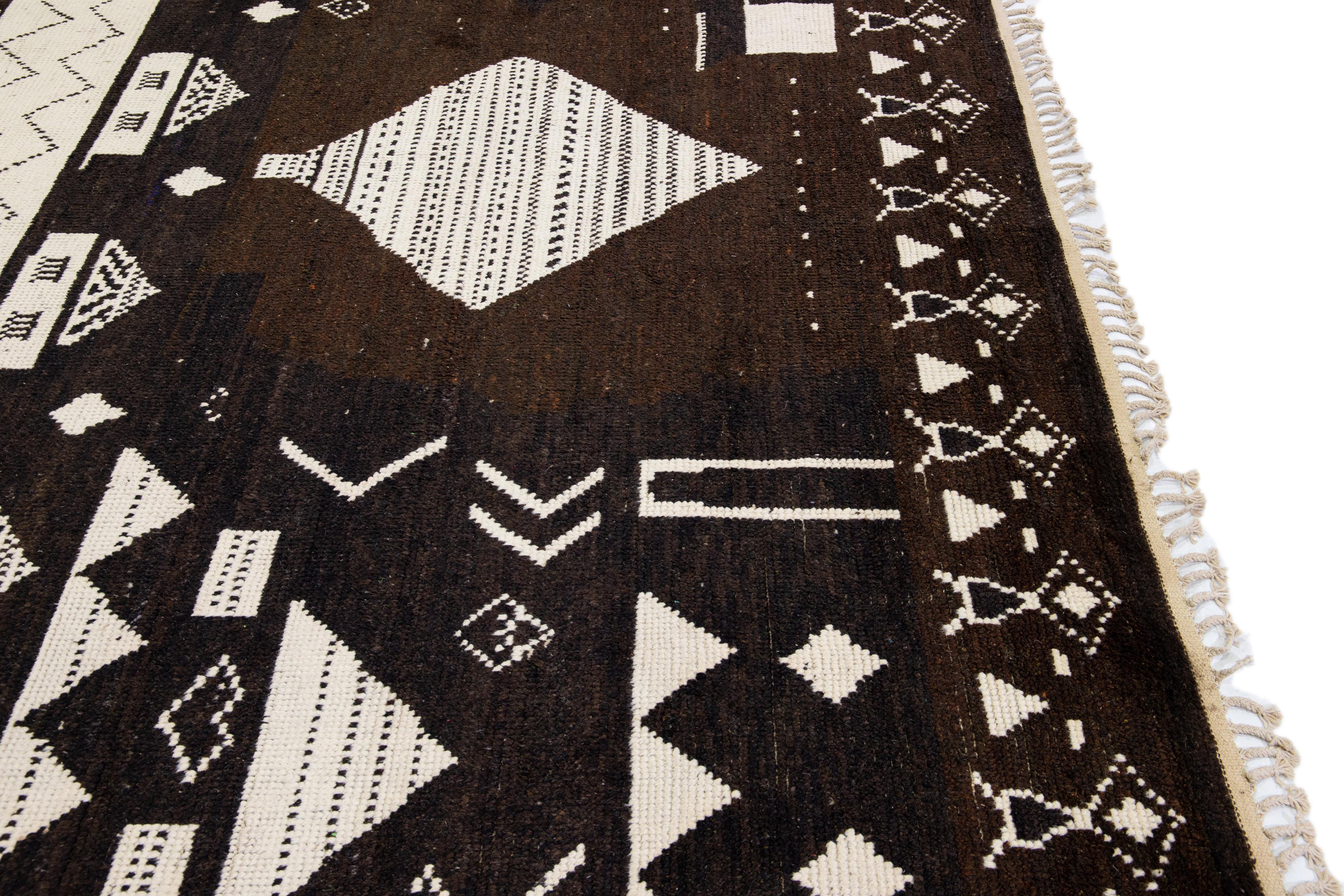 Tapis en laine moderne de style marocain à motif bohème fait à la main en vente 1