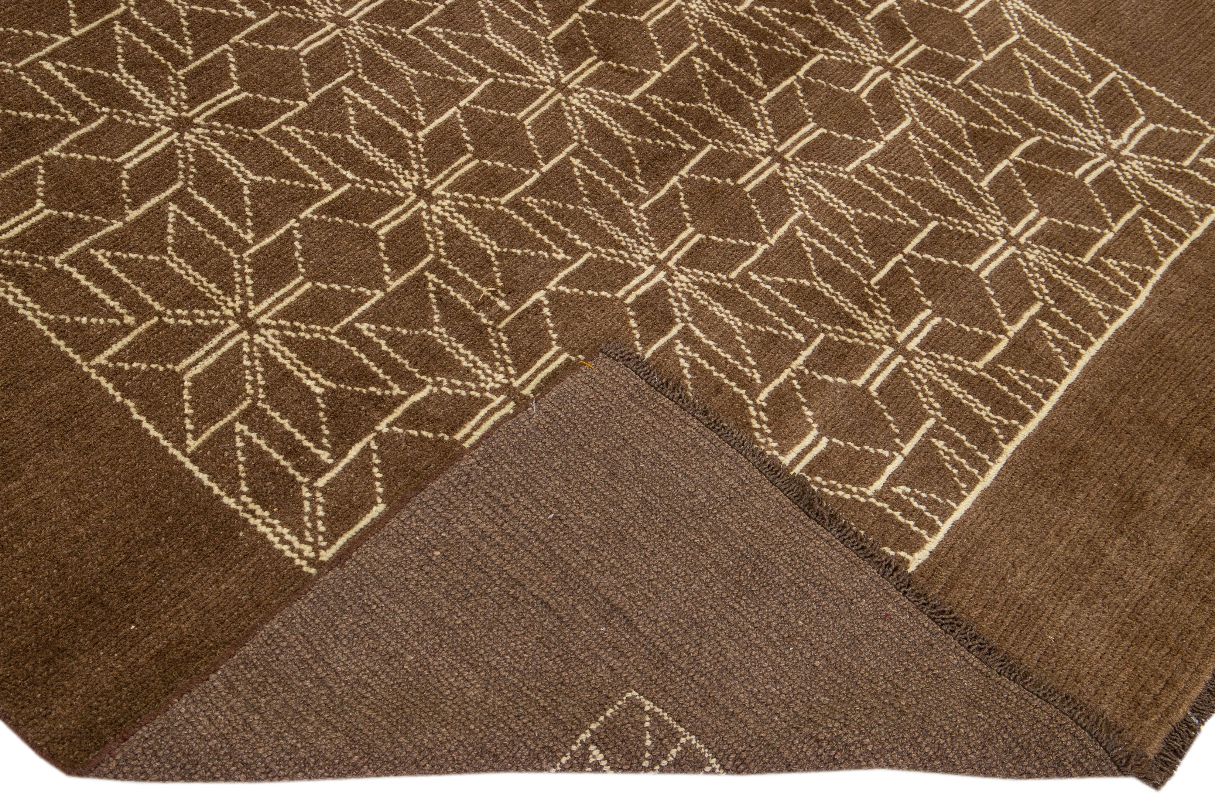 Ce magnifique tapis en laine de style marocain fait partie de notre collection Northwest et présente un champ de couleur marron et des accents beiges dans un magnifique design géométrique tribal.

Ce tapis mesure : 6'10