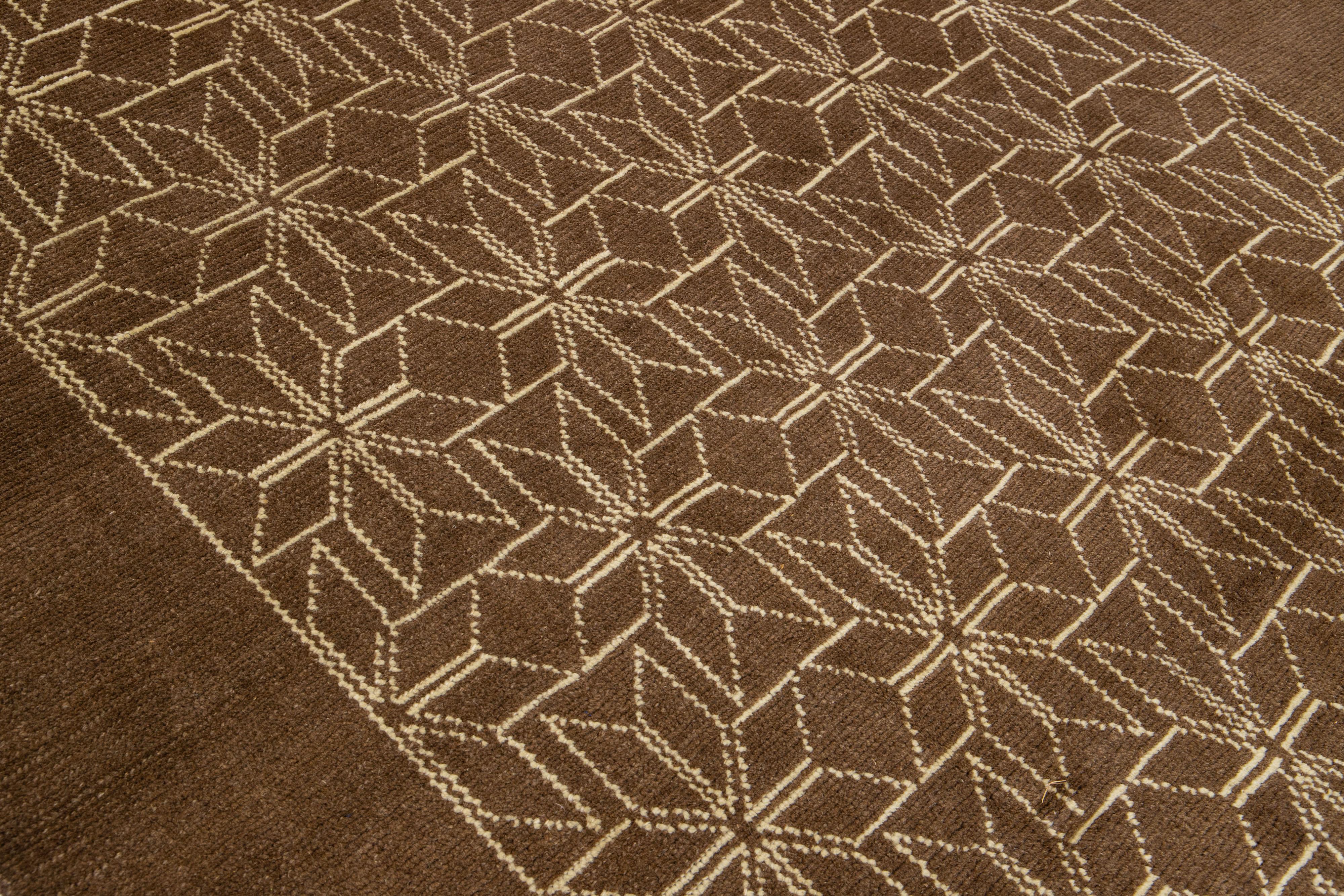 XXIe siècle et contemporain Tapis en laine marron de style marocain moderne fait à la main par Apadana en vente