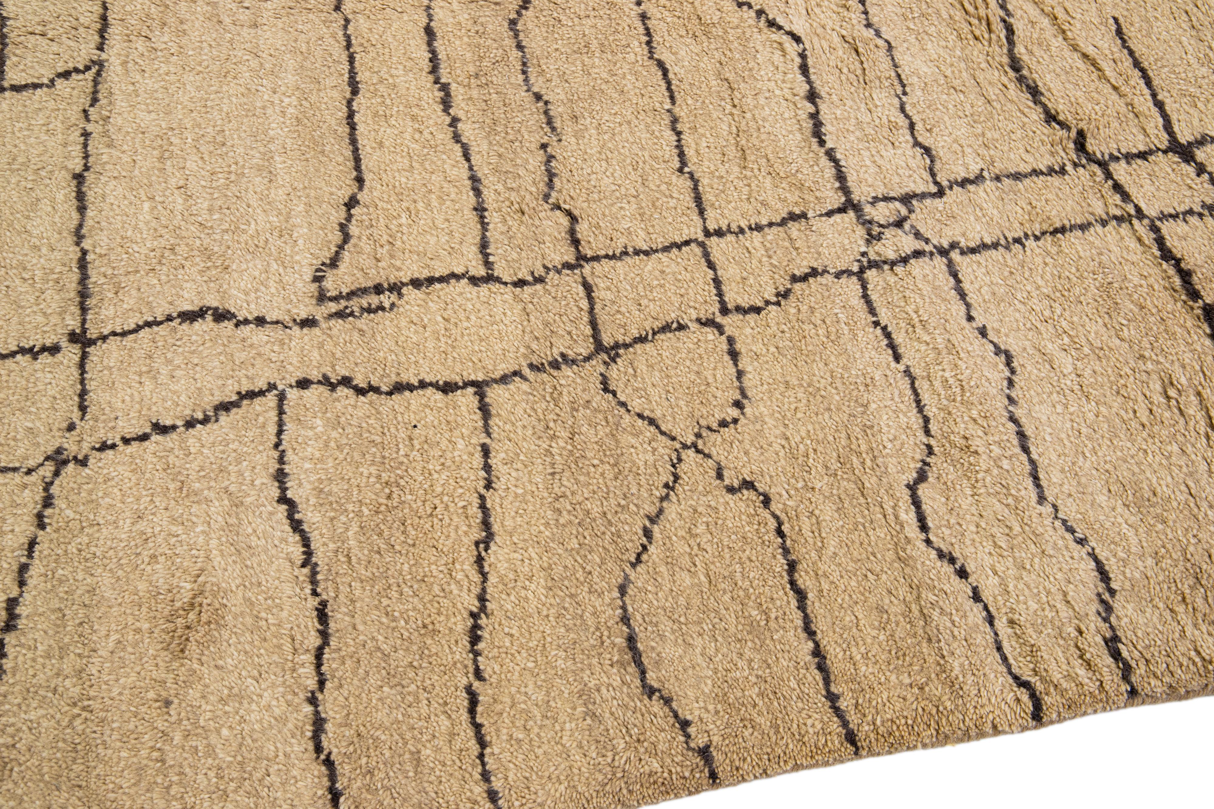 Moderner Marokkanischer Stil Handgefertigter Brauner Wollteppich mit Geometrischem Design (Wolle) im Angebot