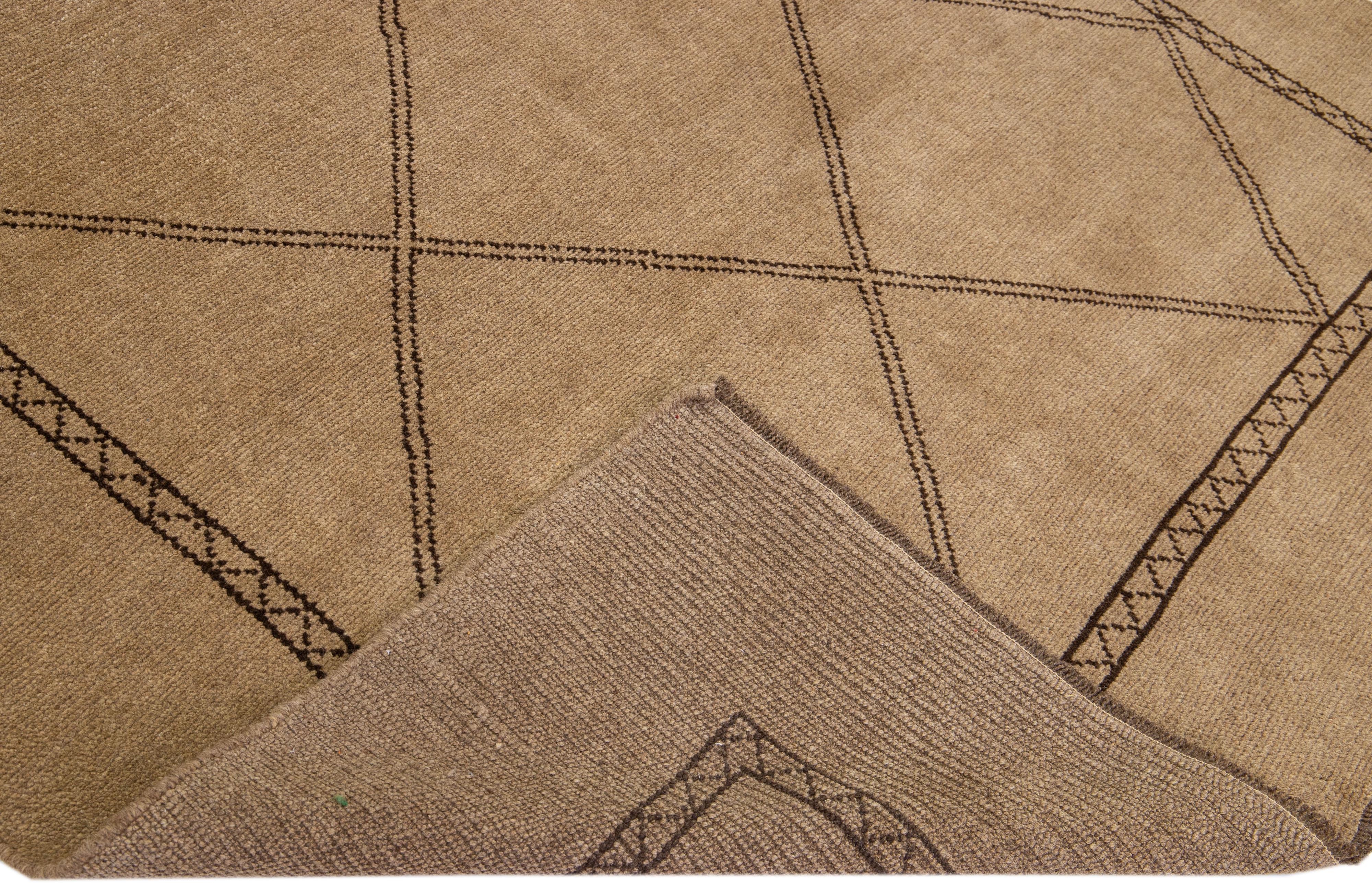 Ce magnifique tapis en laine de style marocain fait partie de notre collection Northwest et présente un champ de couleur marron et des accents beiges dans un magnifique design géométrique tribal.

Ce tapis mesure : 6'6