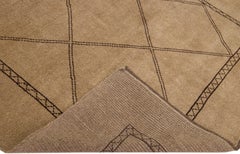 Moderner handgefertigter brauner Wollteppich im marokkanischen Stil mit geometrischem Motiv von Apadana
