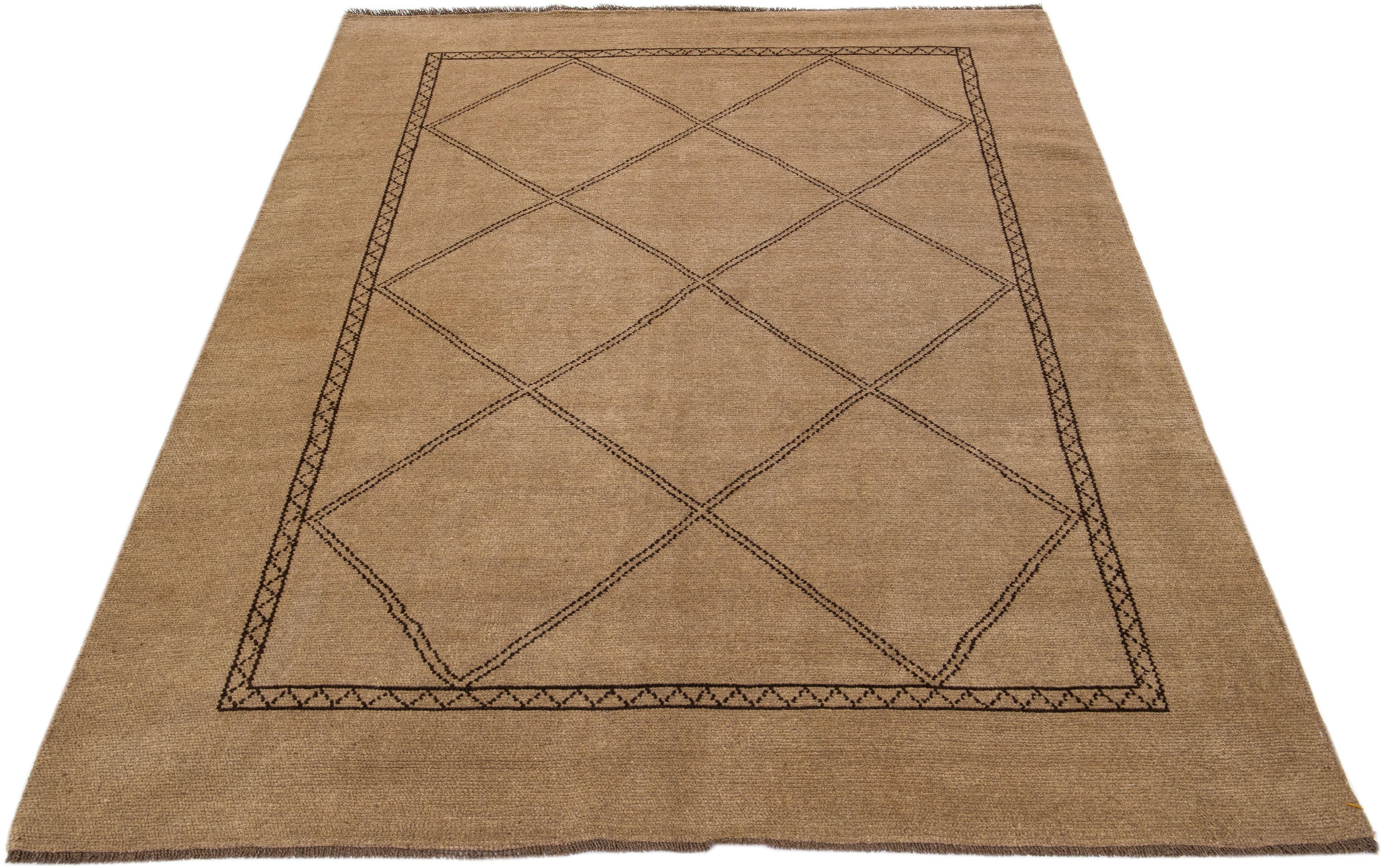 Moderne Tapis en laine marron de style marocain moderne fait à la main avec motif géométrique par Apadana en vente